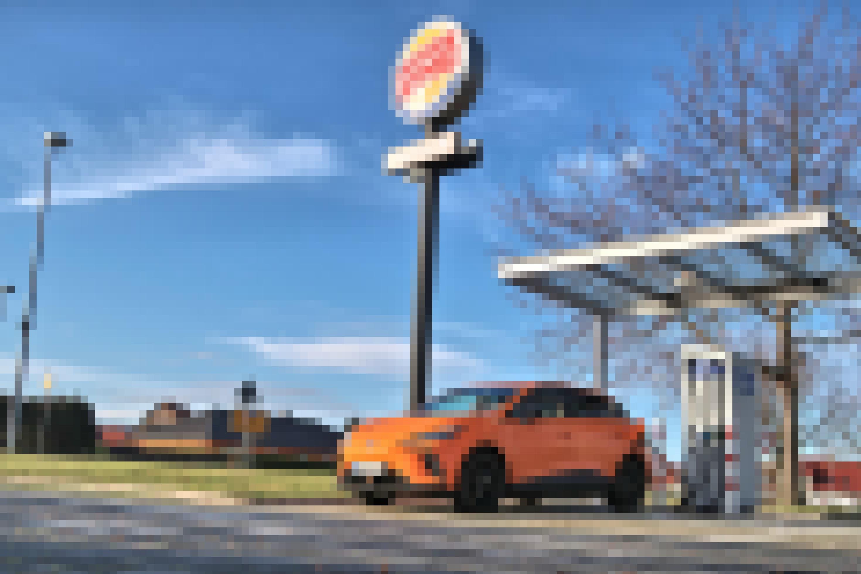 Der MG4 ist an einer Schnellladesäule angeschlossen. Im Hintergrund ragt ein Burger-King-Schild in die Höhe.