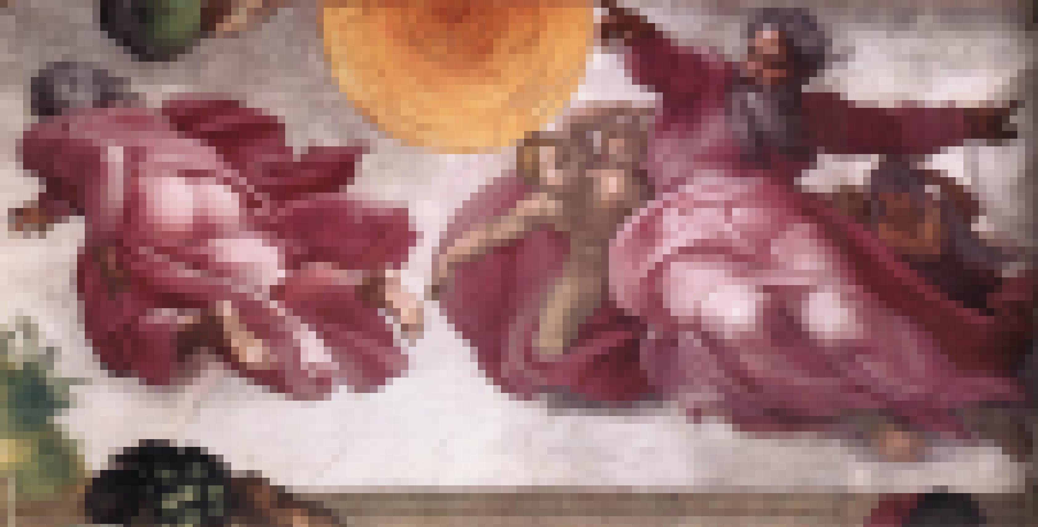 Das Foto zeigt ein weiteres Gemälde von Michelangelo in der Sixtinischen Kapelle. Gott ist auf der rechten Seite mit Rauschebart und in ein rotes Gewand gekleidet zu sehen, wie er mit dem rechten ausgestreckten Arm die Sonne und mit dem linken ausgestreckten Arm den Mond erschafft. Auf der linken Seite sieht man den Allmächtigen von hinten – mit nacktem Gesäß – wie er offenbar davonschwebt, unter sich die gerade geschaffenen Pflanzen.
