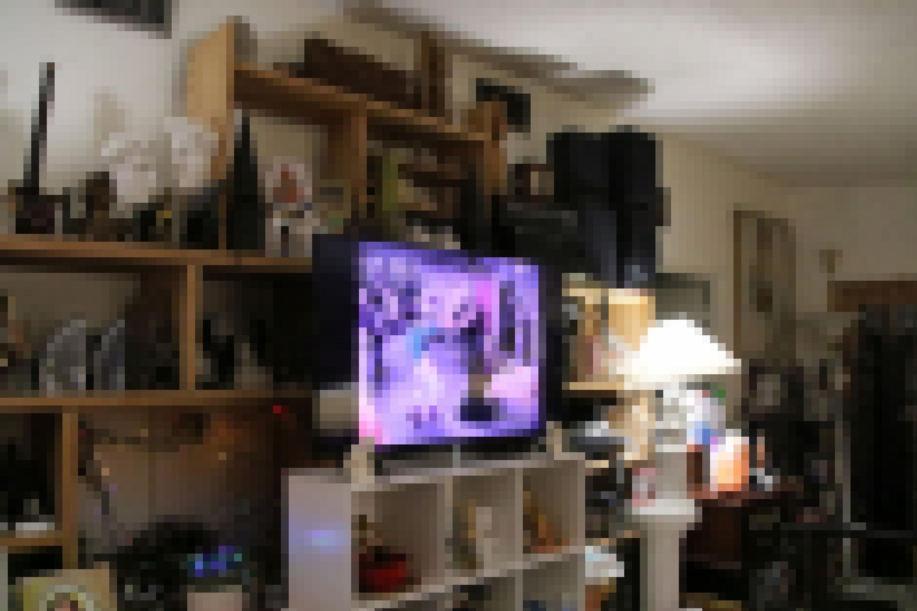 Ein Fernseher im Wohnzimmer spielt „Bonanza“ ab