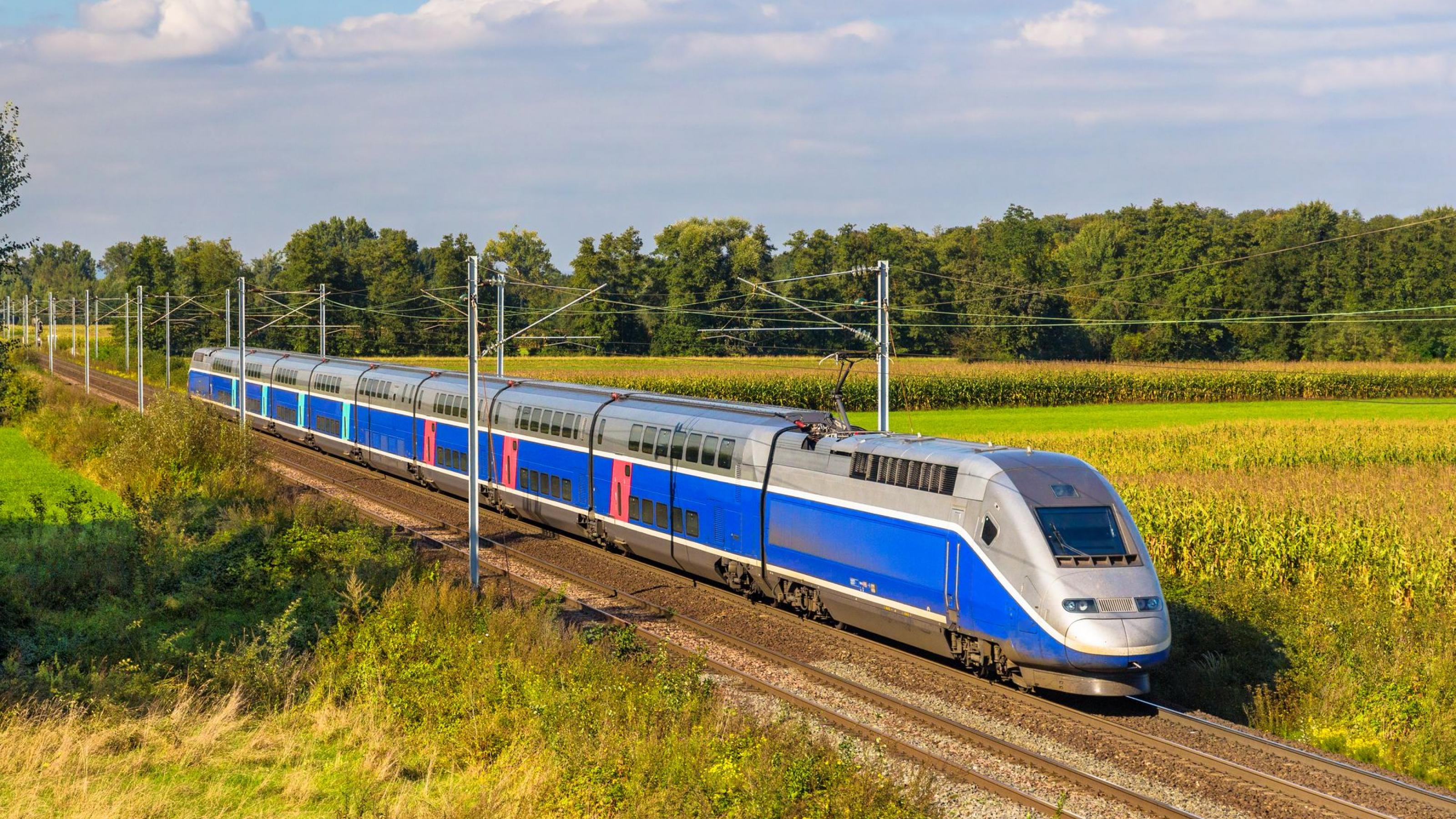 Ein TGV fährt übers Land: Der französische Schnellzug braucht von Paris bis in den Süden nach Dax nahe der spanischen Grenze nur dreieinhalb Stunden.