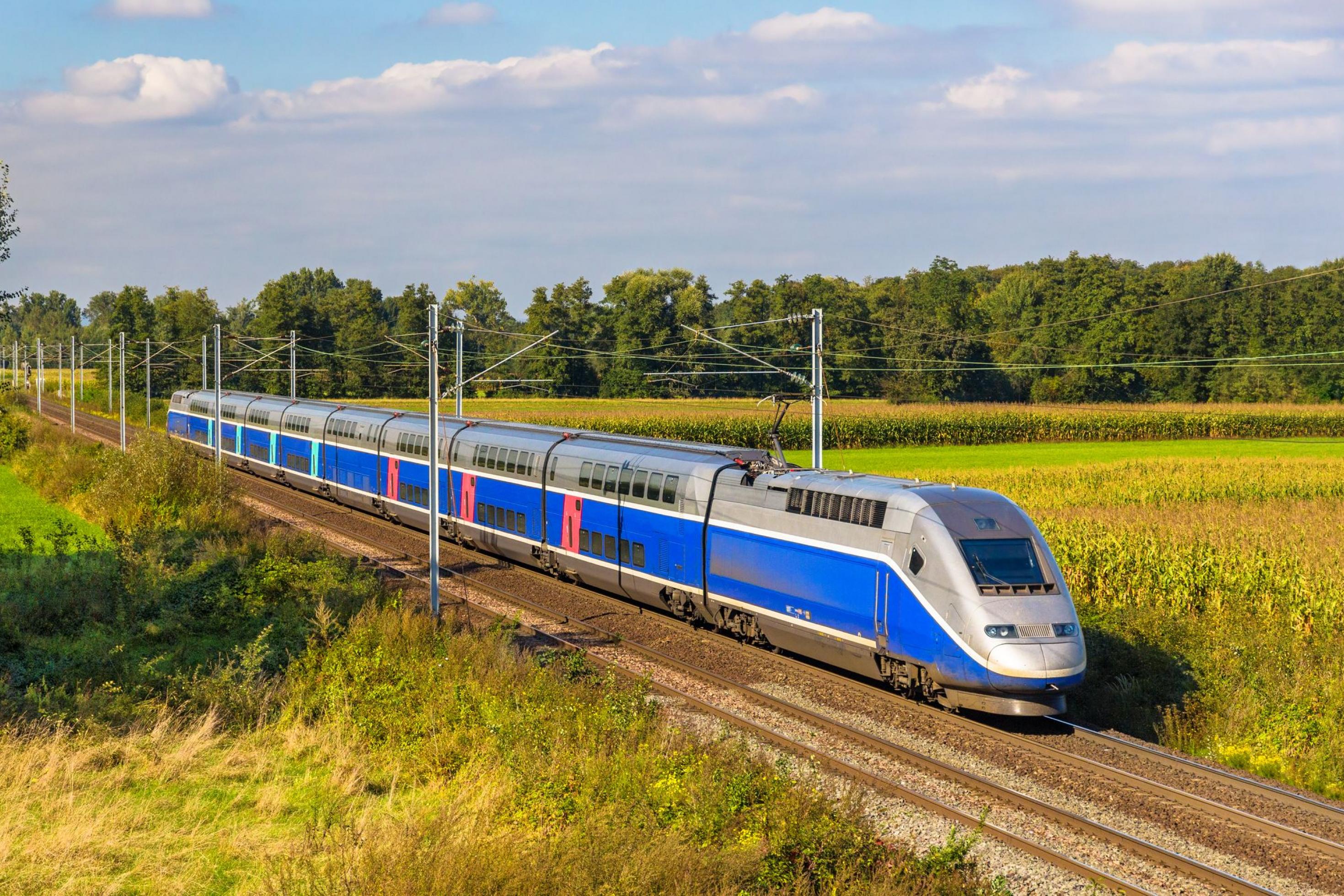 Ein TGV fährt übers Land: Der französische Schnellzug braucht von Paris bis in den Süden nach Dax nahe der spanischen Grenze nur dreieinhalb Stunden.