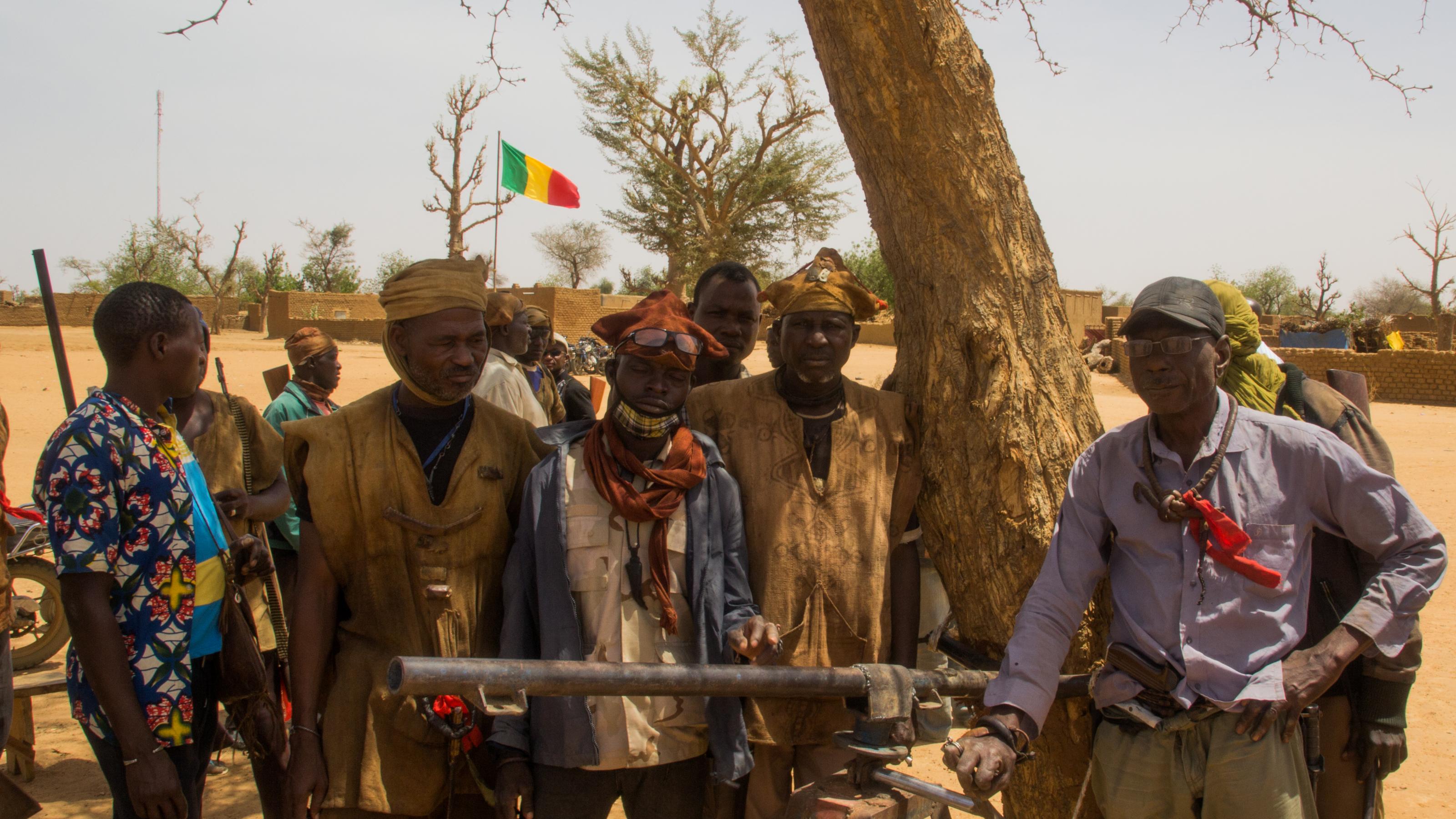 Traditionell gekleidete Jäger der Dogon posieren für ein Foto mit einer Waffe, die sie nach eigenen Angaben von Fulani erbeutet haben.