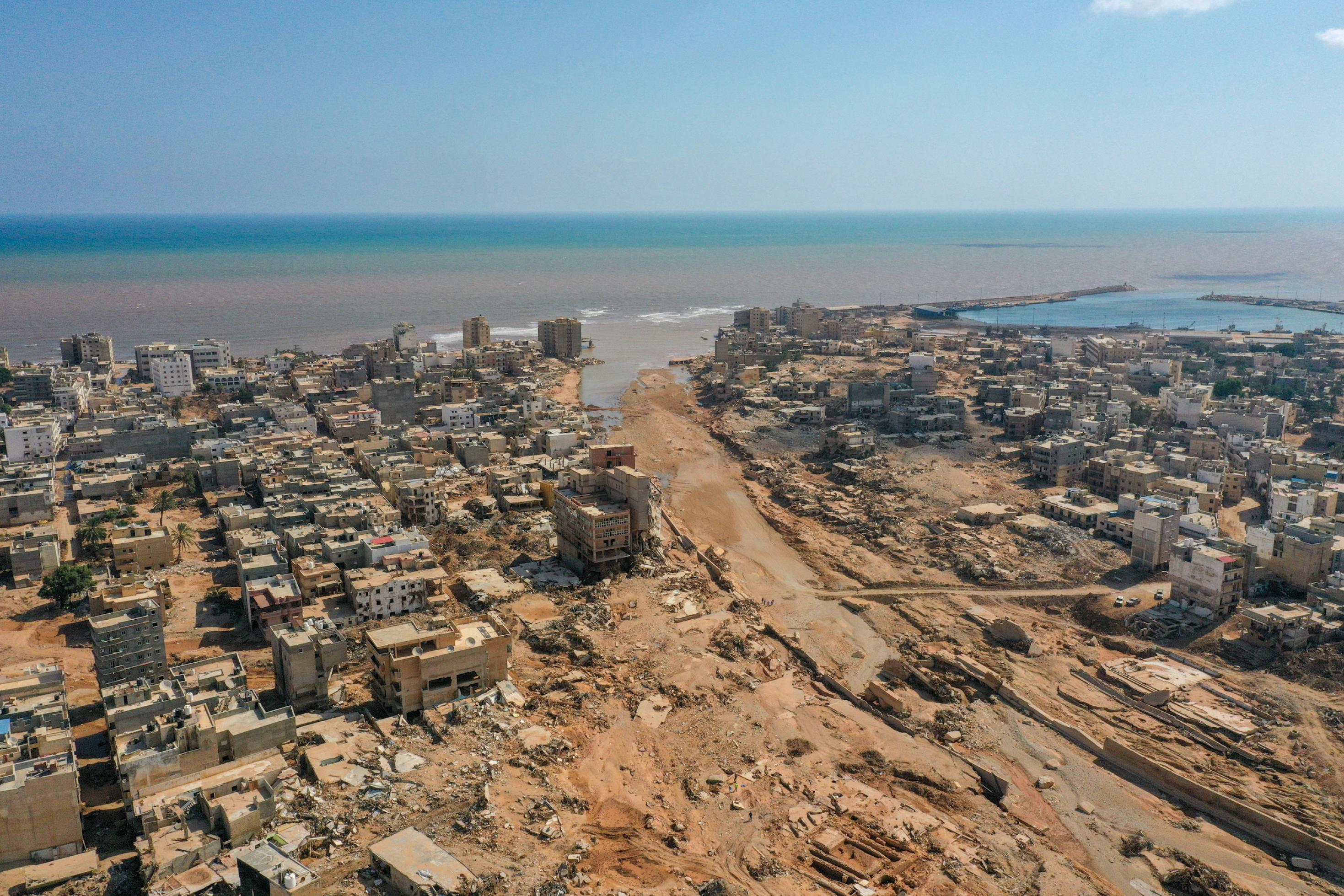 Luftbild der Schneise der Zerstörung durch die Küstenstadt Derna.
