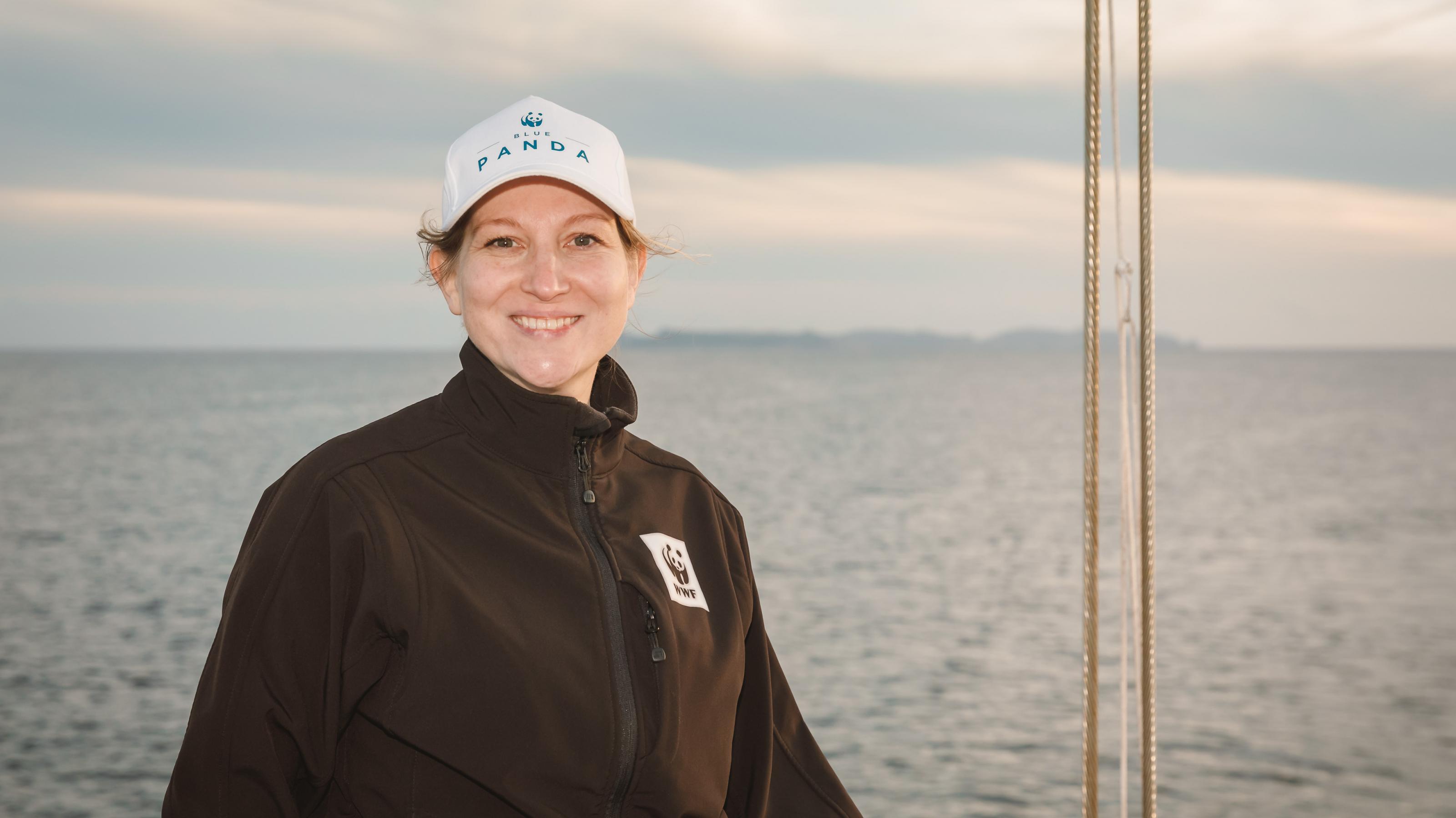 Foto zeigt die Meeres-Expertin Simone Niedermüller auf dem Segelschiff „Blue Panda“ des WWF.