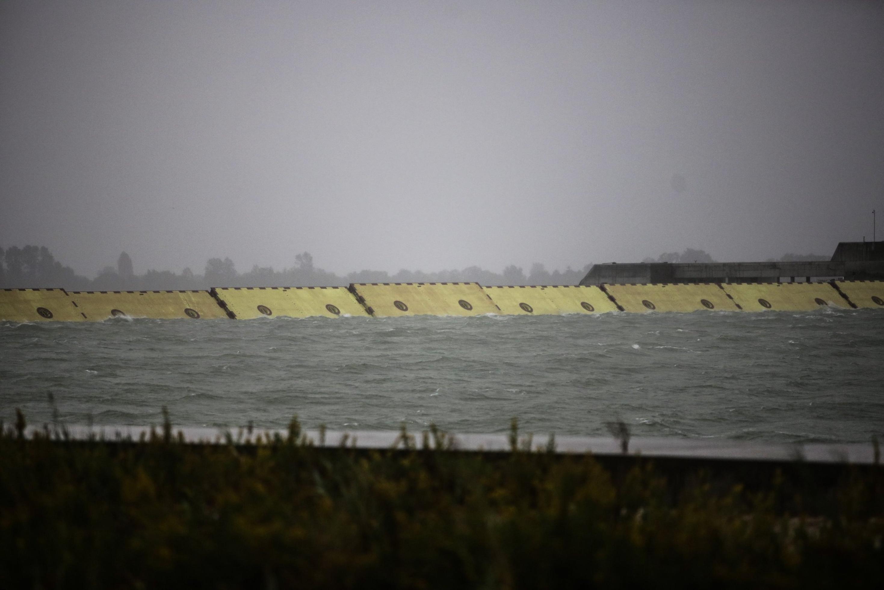 Gelbe Metallblöcke in stürmischem Meerwasser.