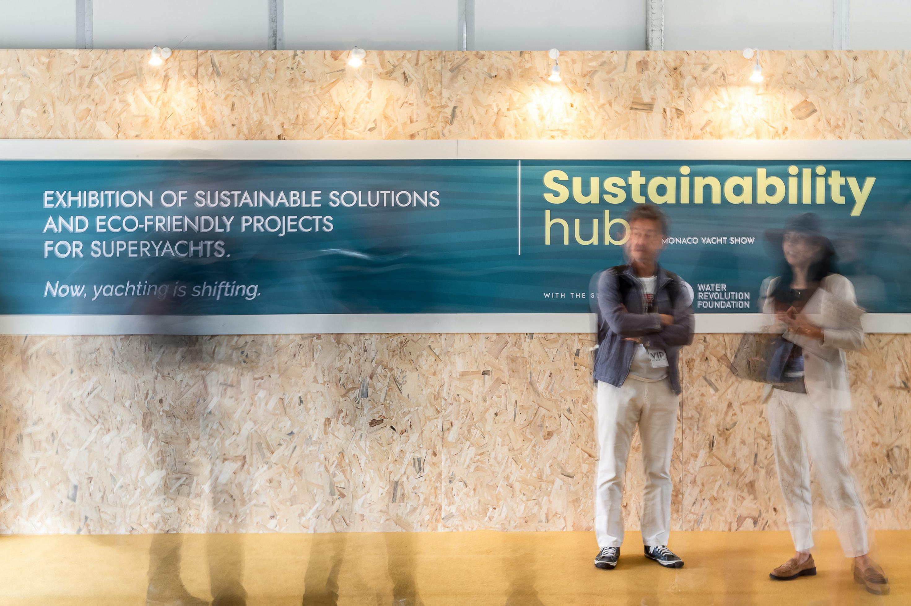Bild zeigt ein Poster auf der Yacht Show in Monaco mit dem Titel „Nachhaltigkeit“. Und wenn es nur die solarbetriebene Kaffeemaschine ist