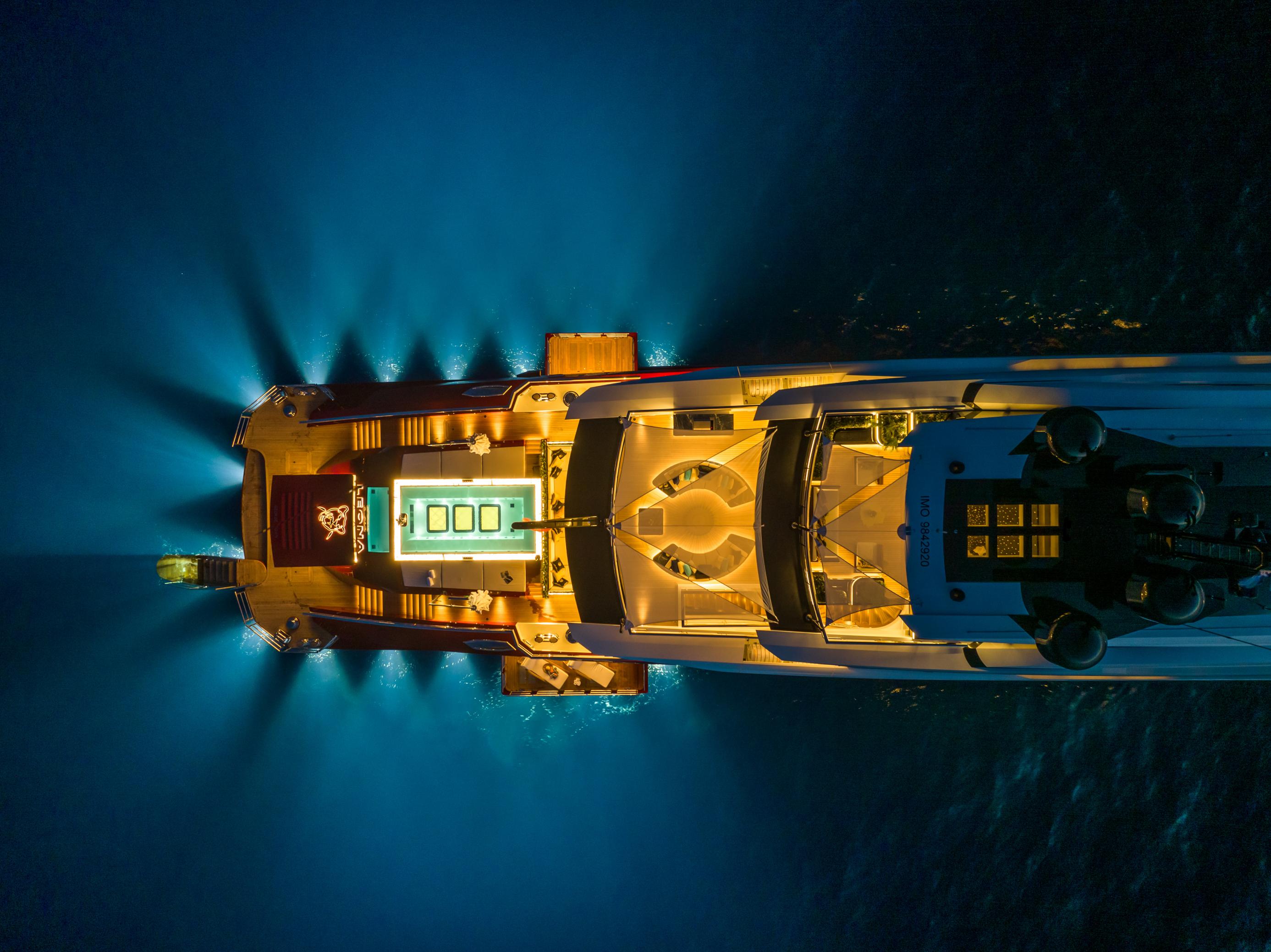 Foto zeigt die Superyacht „Leona“, die bei Nacht mit starken Scheinwerfern das Licht erhellt. Damit auch wirklich jedes Meerstier in der Nähe die Orientierung verliert?