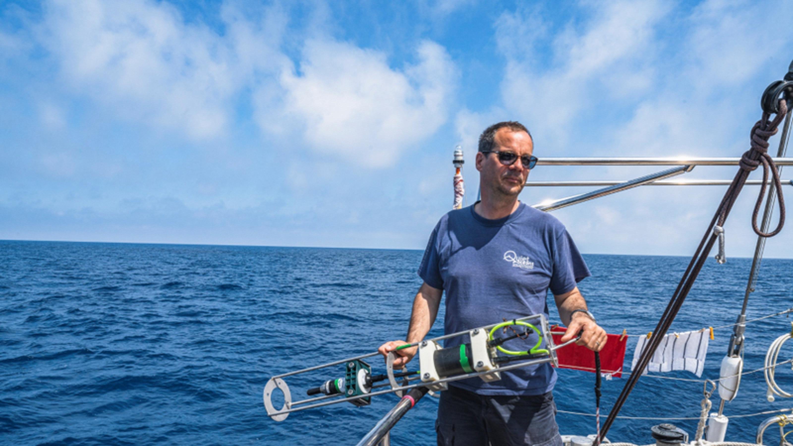 Foto zeigt den Meereslärm-Experte Thomas Folégot, wie er ein Mikrofonen im Mittelmeer verankert