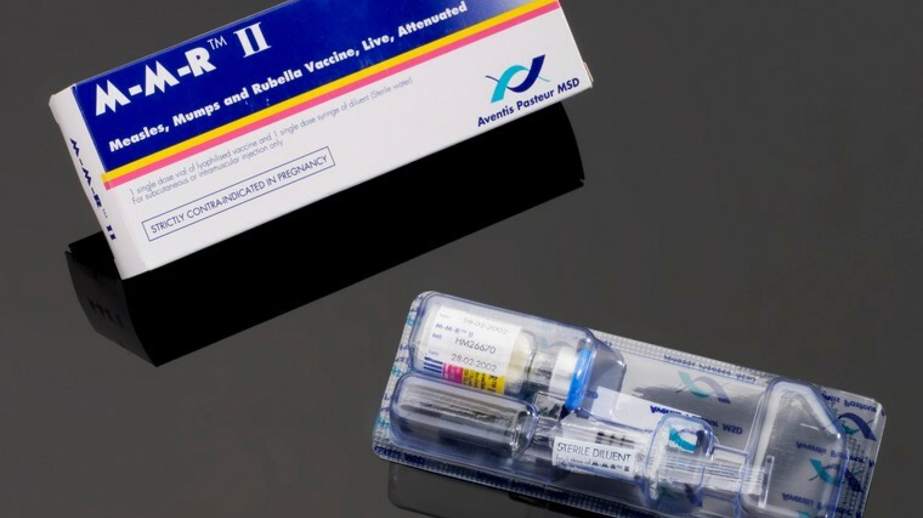 Eine Arzneipackung mit einer Ampulle Impfstoff, der vor der Ansteckung mit Masern-, Röteln- und Mumpsviren schützt.Impfstoff aus dem Jahr 1999.
