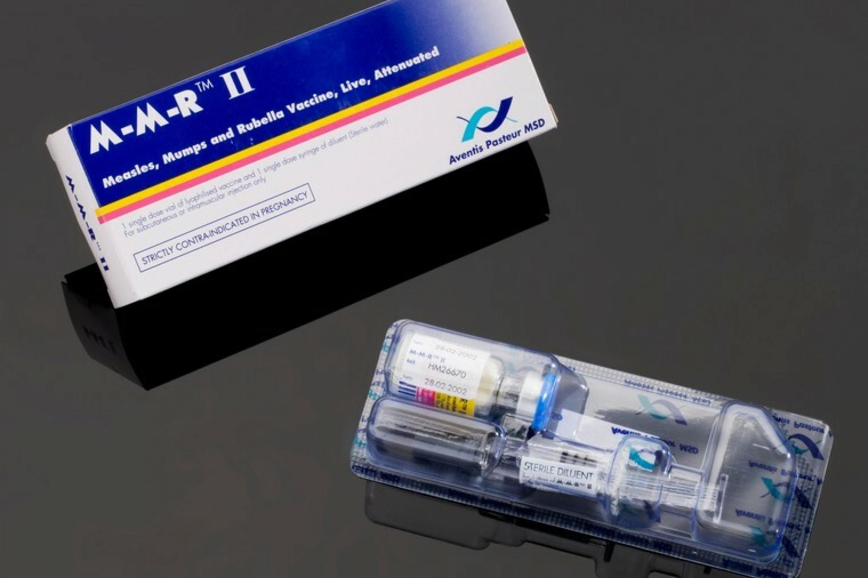 Eine Arzneipackung mit einer Ampulle Impfstoff, der vor der Ansteckung mit Masern-, Röteln- und Mumpsviren schützt.Impfstoff aus dem Jahr 1999.