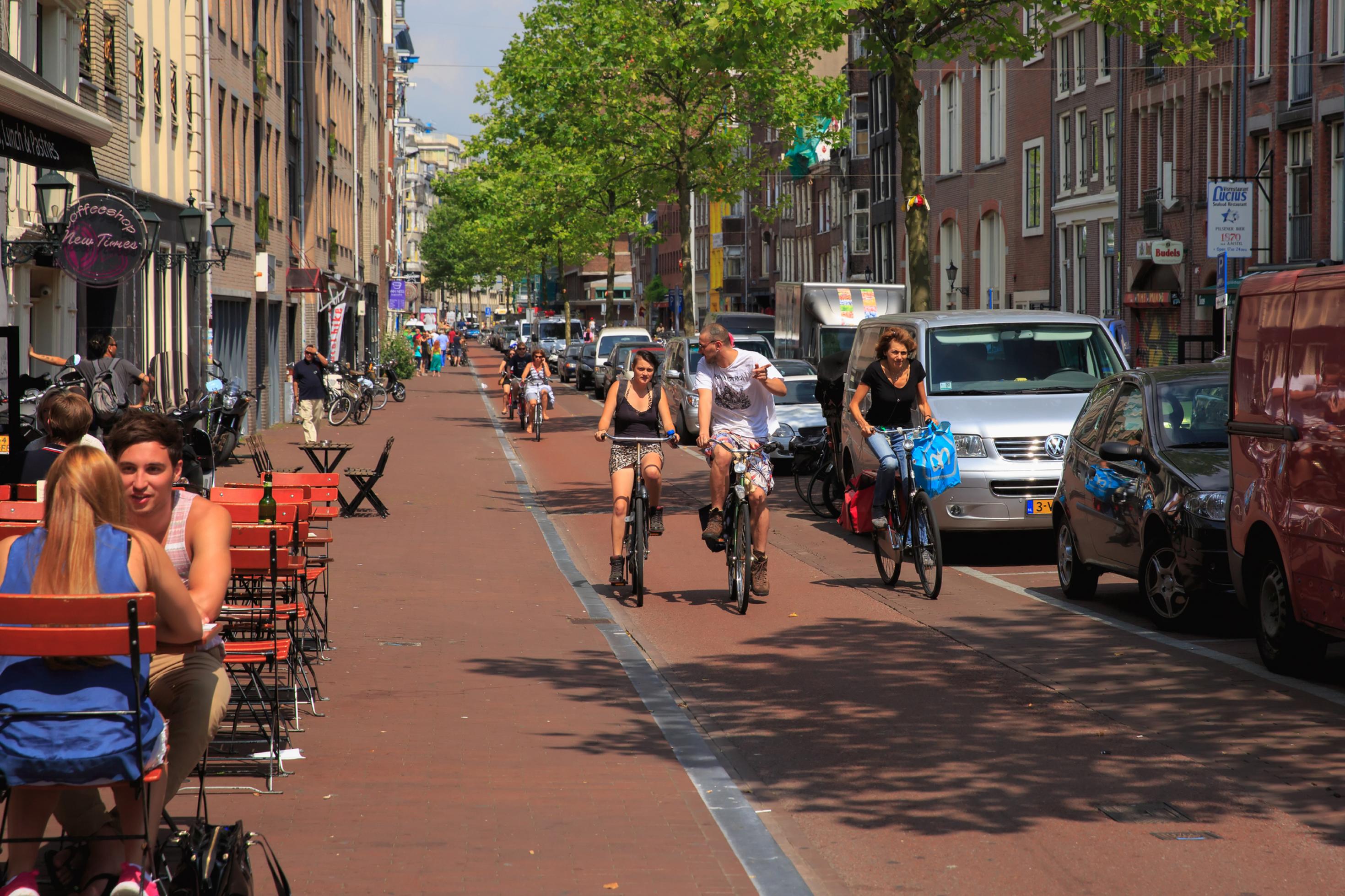 Straßenszene aus Amsterdam: viel Raum für Radfahrende