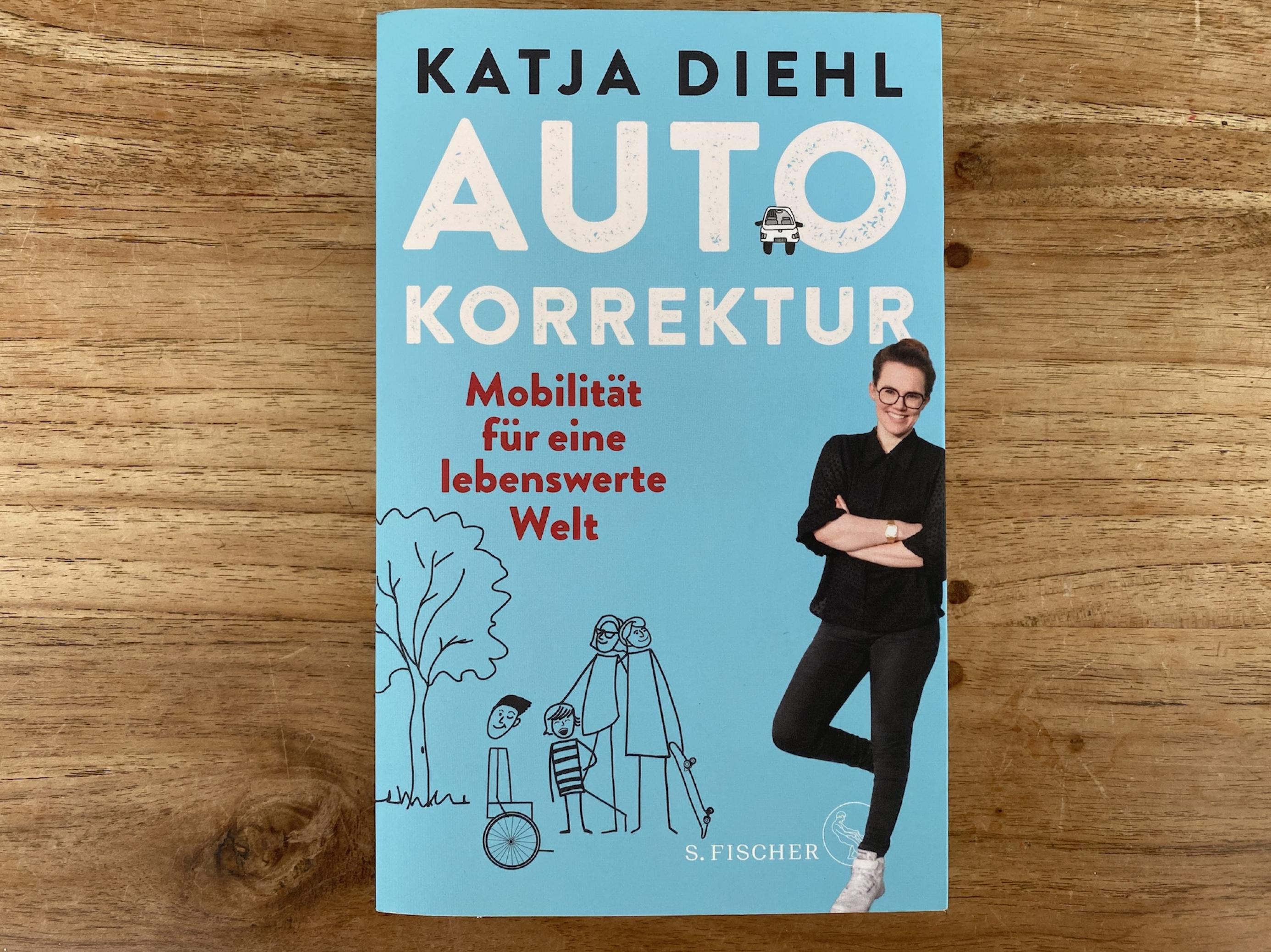 Das Buchcover zeigt die Autorin und gezeichnete Menschen, die ohne Auto unterwegs sind