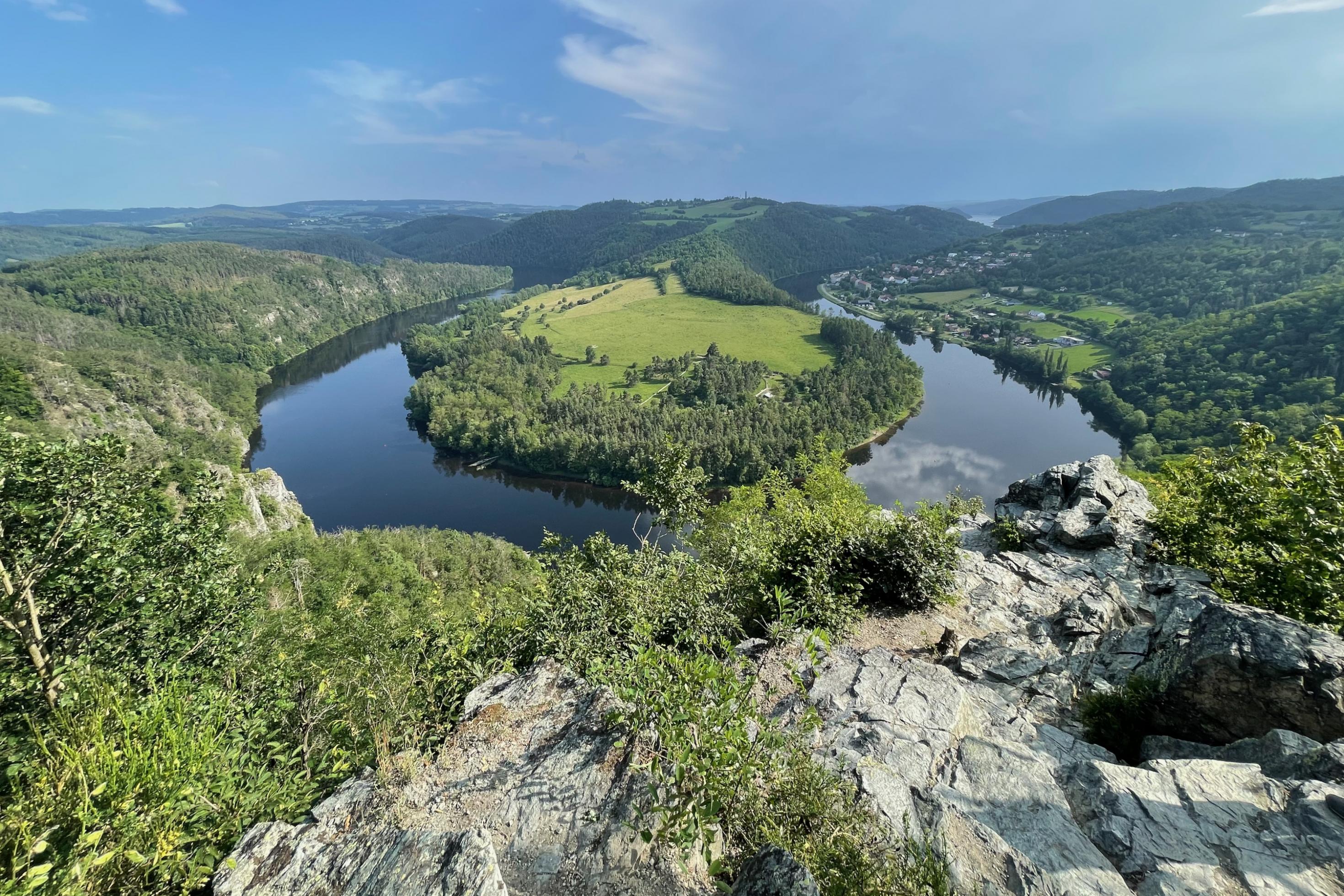 Ein Fluss windet sich um Wälder und Felsen