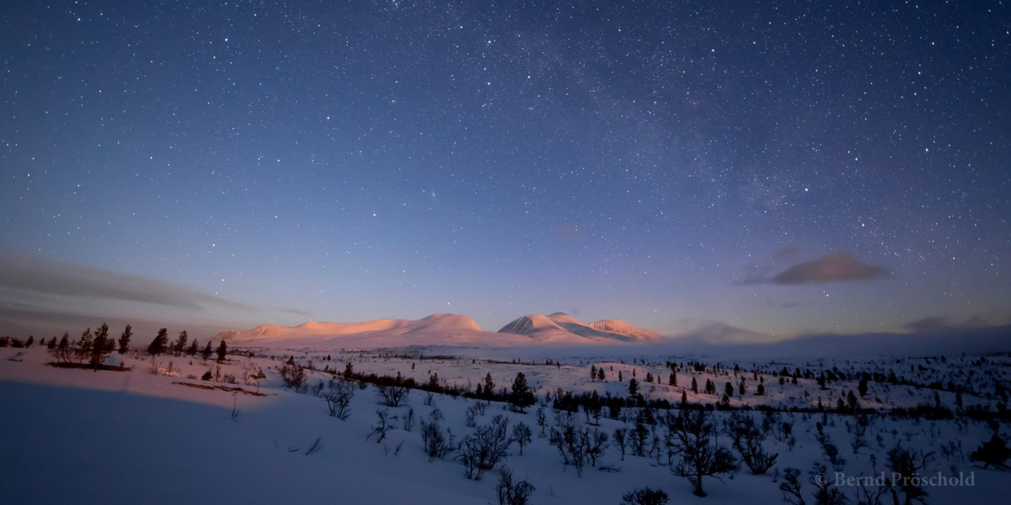 Das winterliche Solenmassiv im Licht des aufgehenden Mondes. Eine Aufnahme von Bernd Pröschold, 