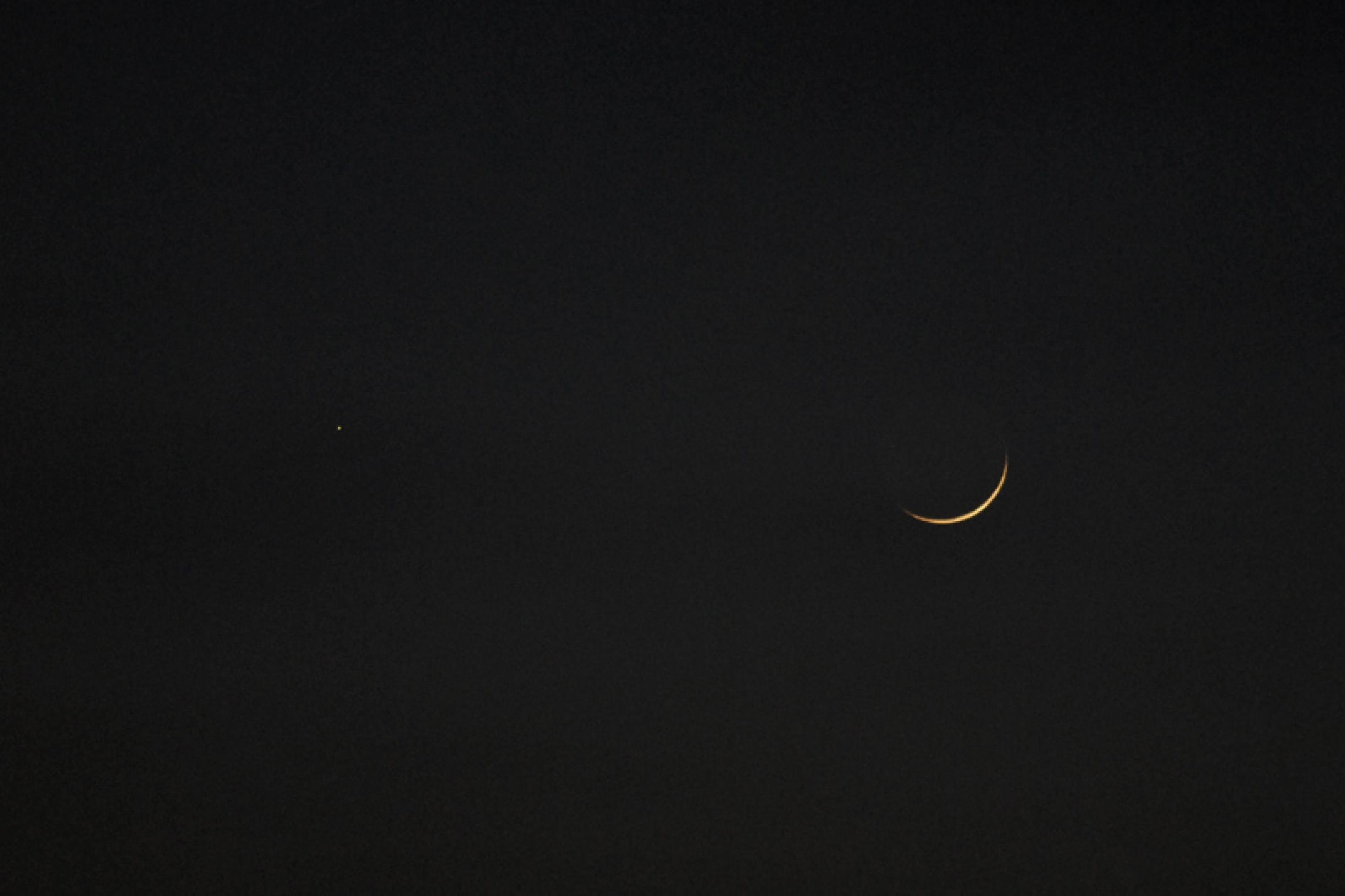 Diese Aufnahme vom Merkur und dem jungen Mond (34 Stunden) zeigt, wie Merkur mit bloßem Auge erscheint. Eine Aufnahme vom Abend des 8. Mai 2008 gegen 20:45 Uhr.