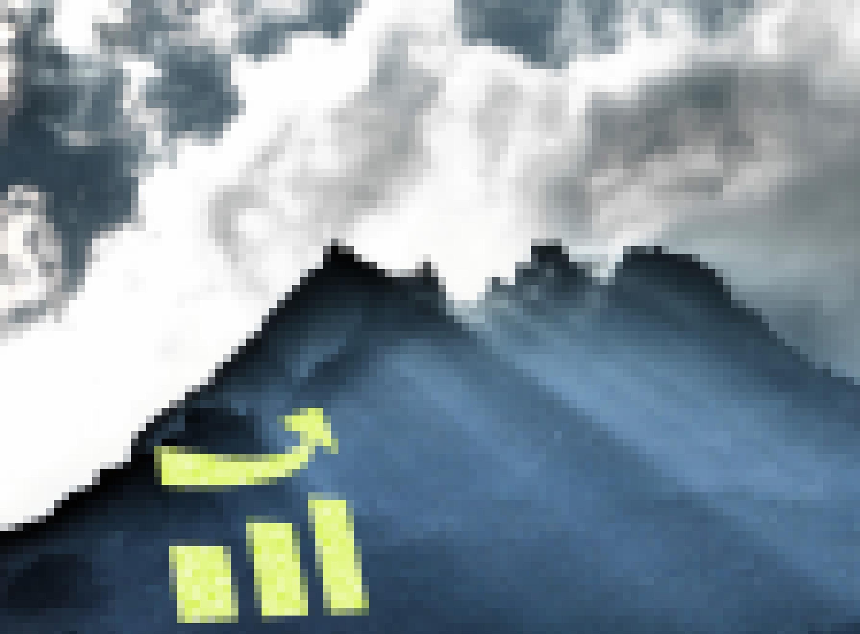 Auf dem dramatischen Foto, entstanden am Alpenhauptkamm, fallen die im Dunst sichtbaren Sonnenstrahlen aus hinter den Felsen liegenden Wolken ins Bild. Hineinmontiert ist unter dem Kamm ein Balkendiagramm mit Pfeil, das die steigenden Urlaubspreise symbolisiert.