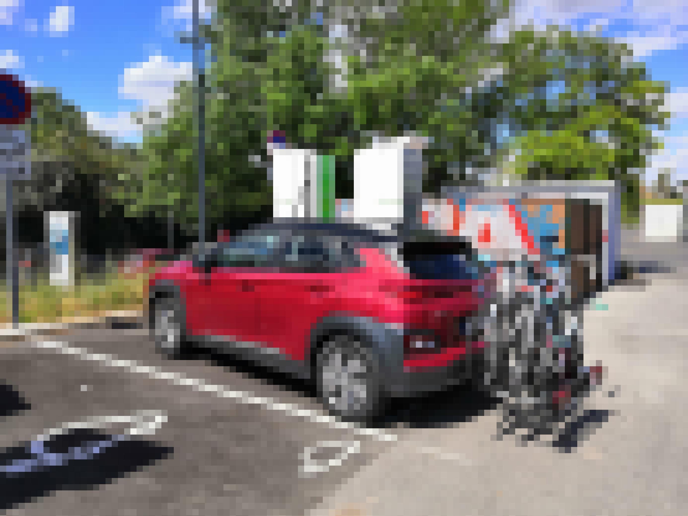 Ein Hyundai Kona Elektro mit Fahrradanhänger tankt Strom an einer Schnellladesäule.