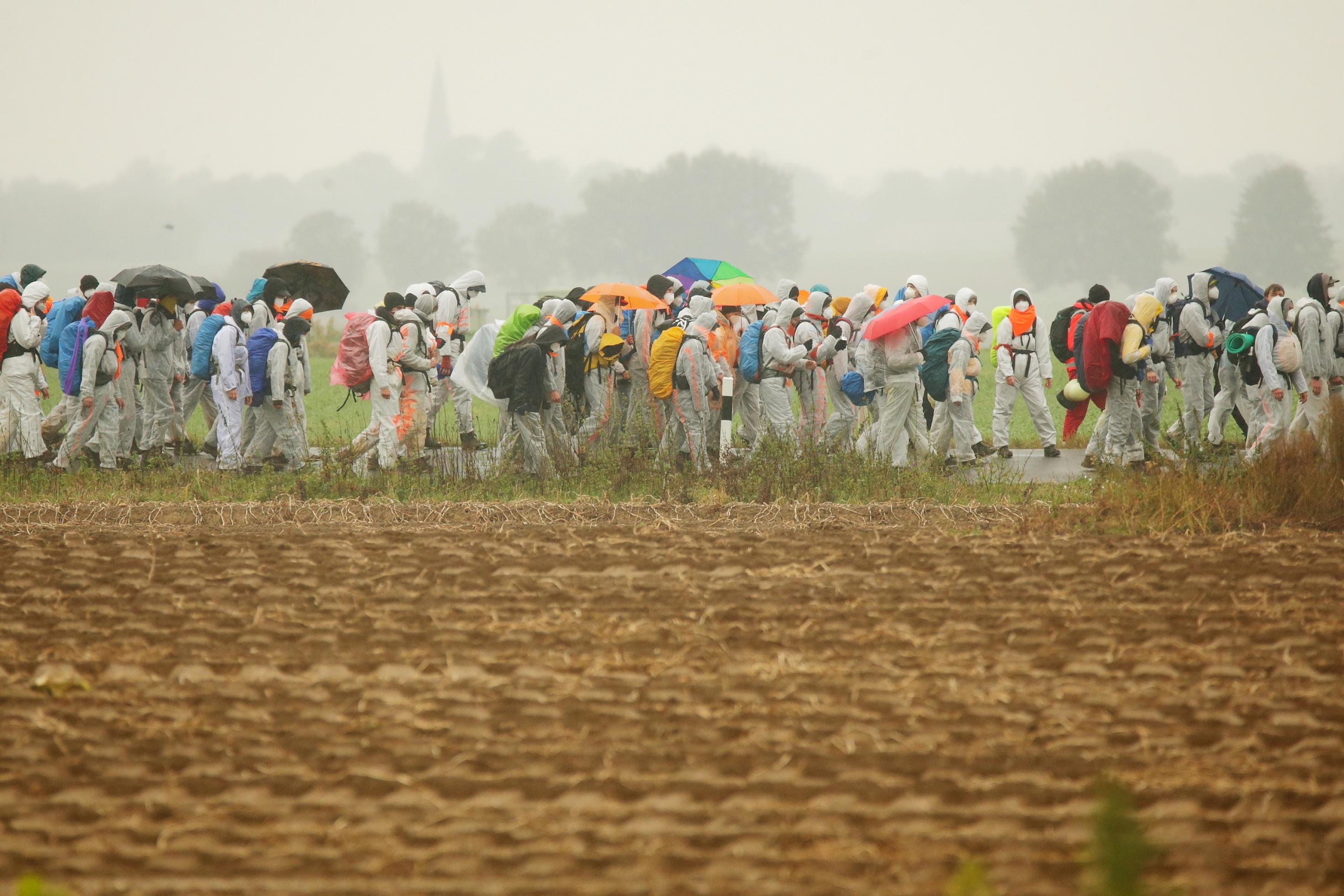 Aktivisten von Fridays for Future marschieren im September 2020 mit ca. 150 Personen durch die Landschaft, als Teil Protestaktionen gegen die Nutzung der Braunkohle in Deutschland.