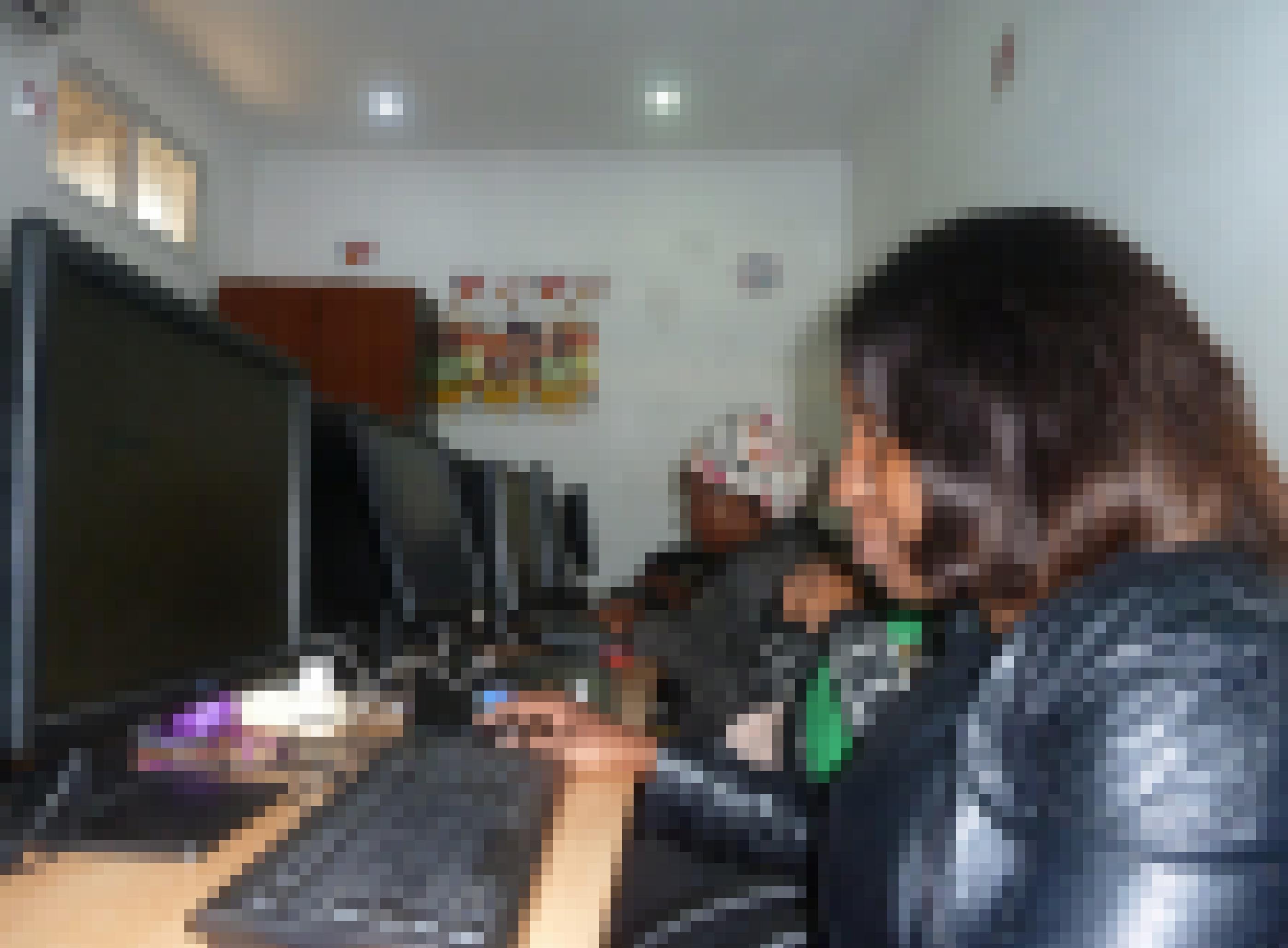 Blick in den sogenannten Berater-Hub, wo die jungen Leute vor Computer-Bildschirmen sitzen
