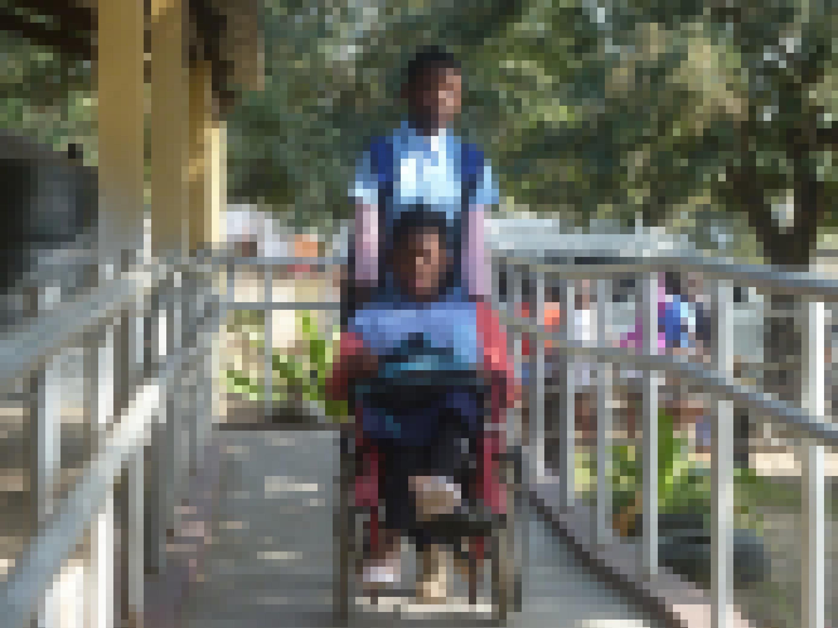 Chelsia sitzt im Rollstuhl, ihre Freundin schiebt sie die neue Rampe in der Schule hinunter, rechts und links ein Metallgeländer