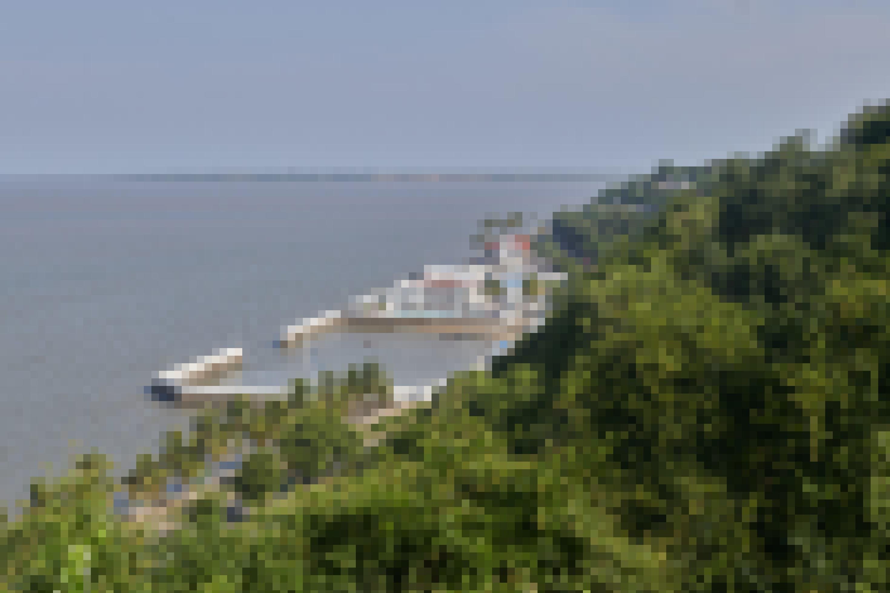 Blick auf die Bucht und eine Anlegestelle für Boote