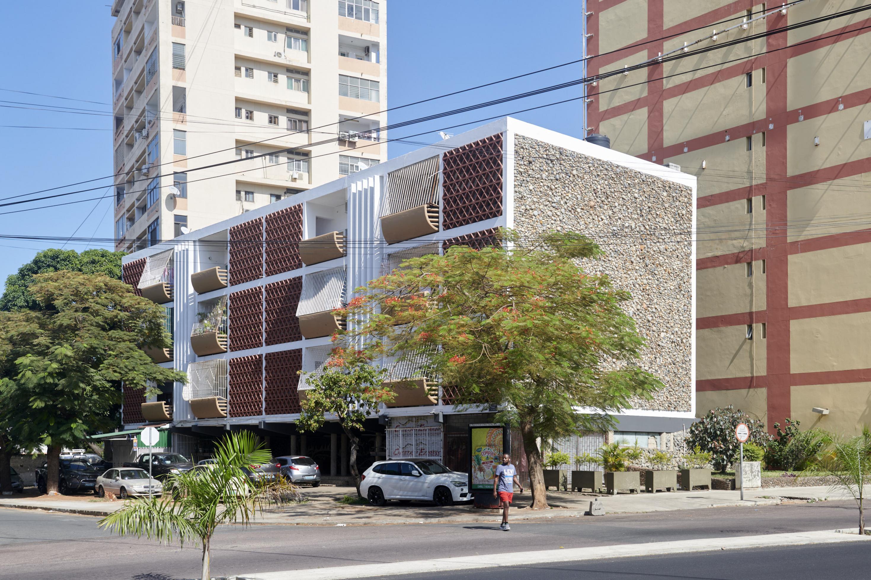Eine Straße und Gebäude in Maputo