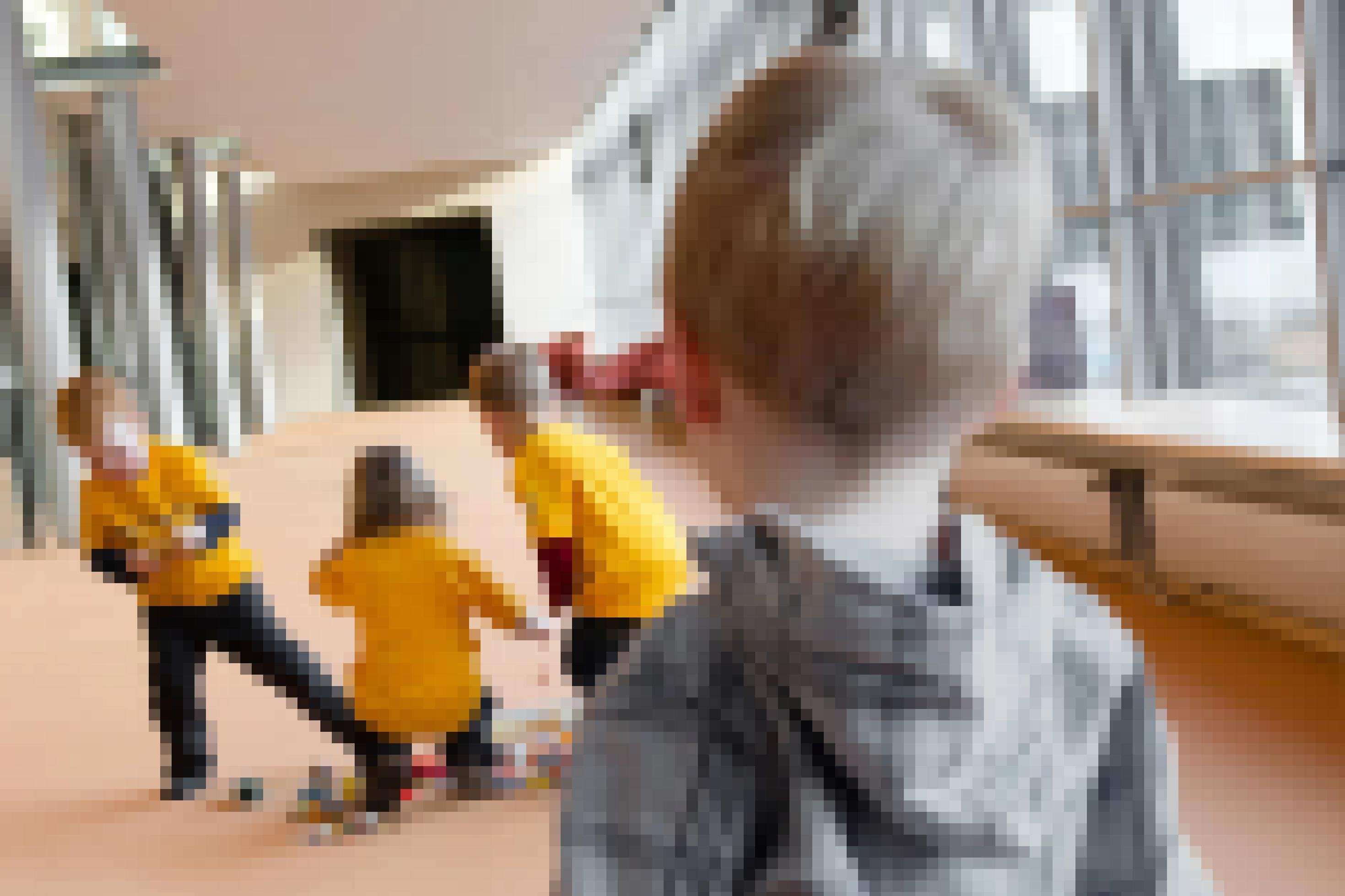 Auf dem Flur eines Institutes sind drei kleine Kinder in gelben Hemden zu sehen, auf dem Boden vor sich diverse Gegenstände, die offenbar in ein Spiel vertieft sind. Im Vordergrund ist der Hinterkopf und Rücken eines Jungen in ähnlichem Alter zu sehen, der den anderen aufmerksam zuschaut.