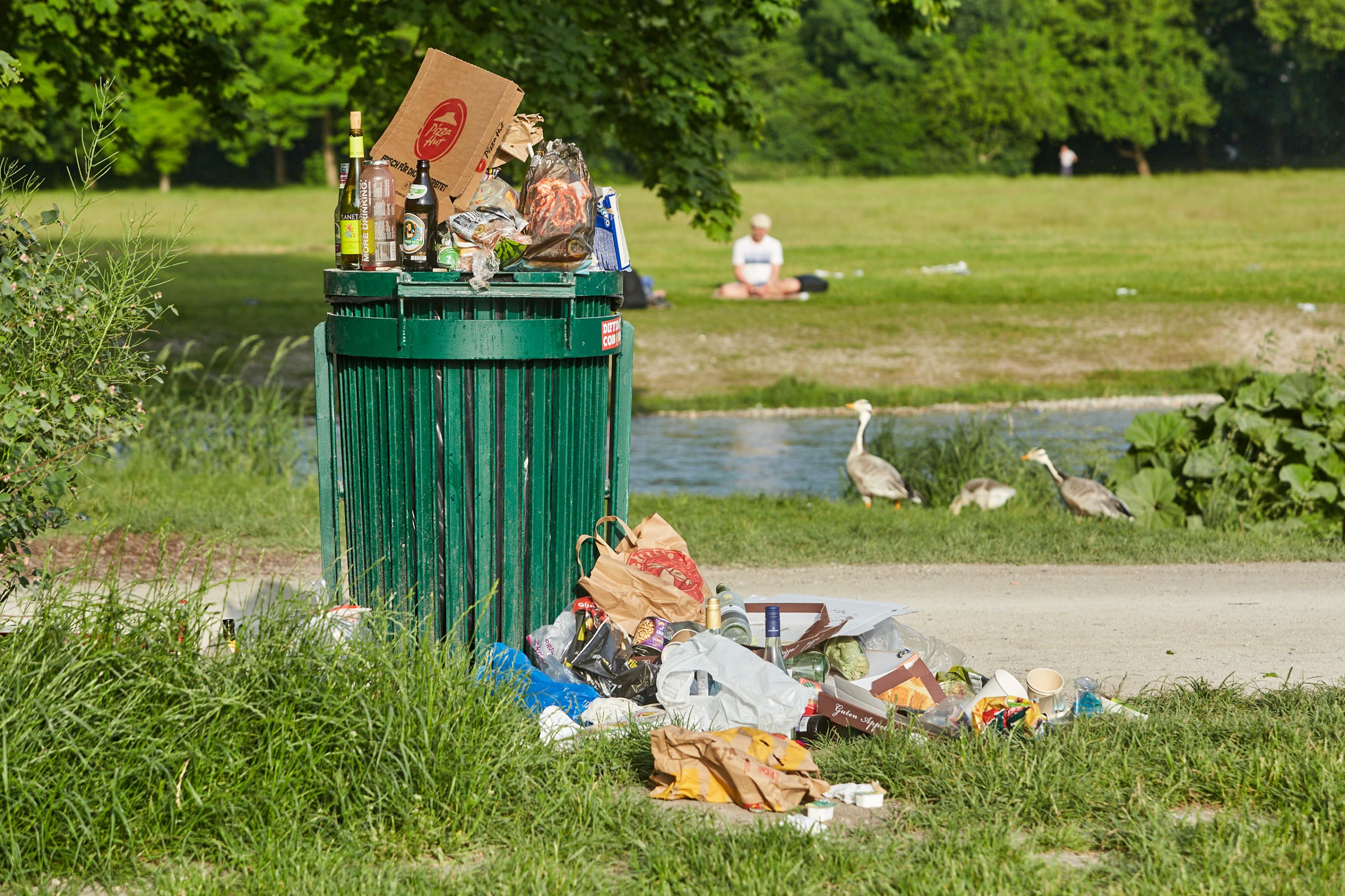 Reinigungstruppen beseitigen große Mengen an Müll im Englischen Garten in München ab 3 Uhr nachts die durch die Partys der lauen Sommernächte entstanden sind