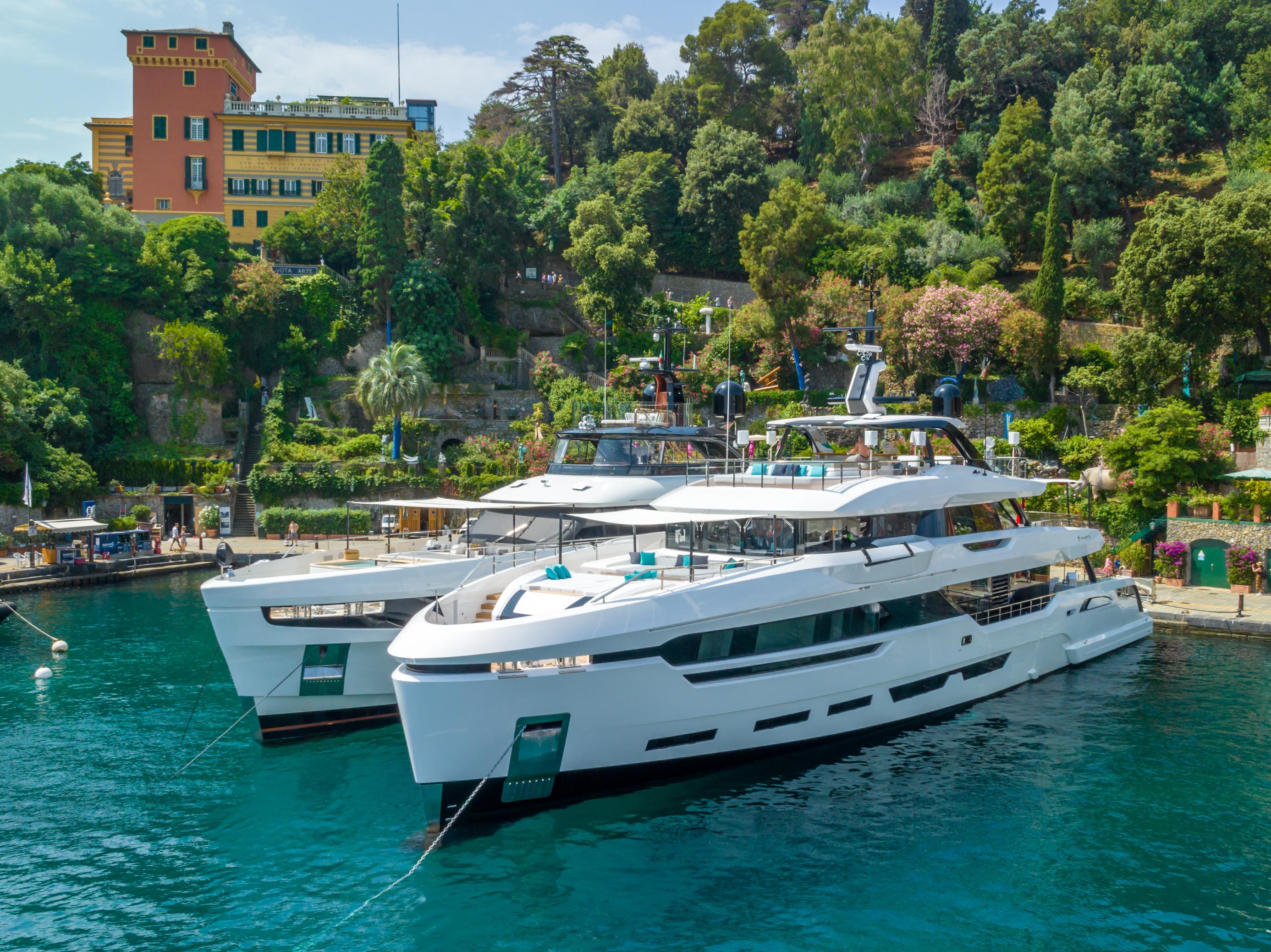 Foto zeigt die frisch auf dem Markt gekommene Yacht „Lee“ vor mediterraner Kulisse. Sie kommt von der  der italienischen Werft 2023 Baglietto. Mit ihrer Länge von 40 Metern ist sie eine von 586 Superyachten in der Liga 40–45 Meter. Sie fährt unter der Flagge des Steuerparadieses Cayman Islands