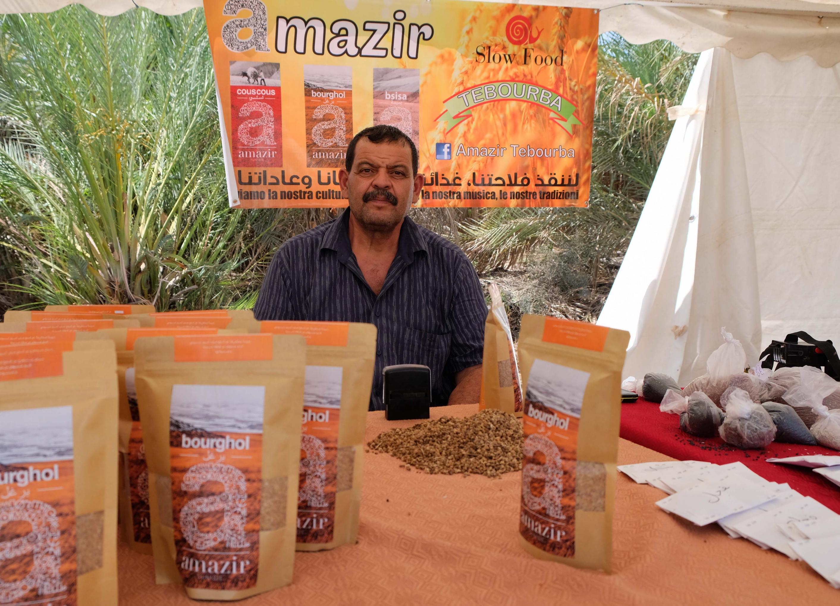 Der Landwirt Nabil Ben Marzouk sitzt an seinem Stand auf der Saatgut-Messe