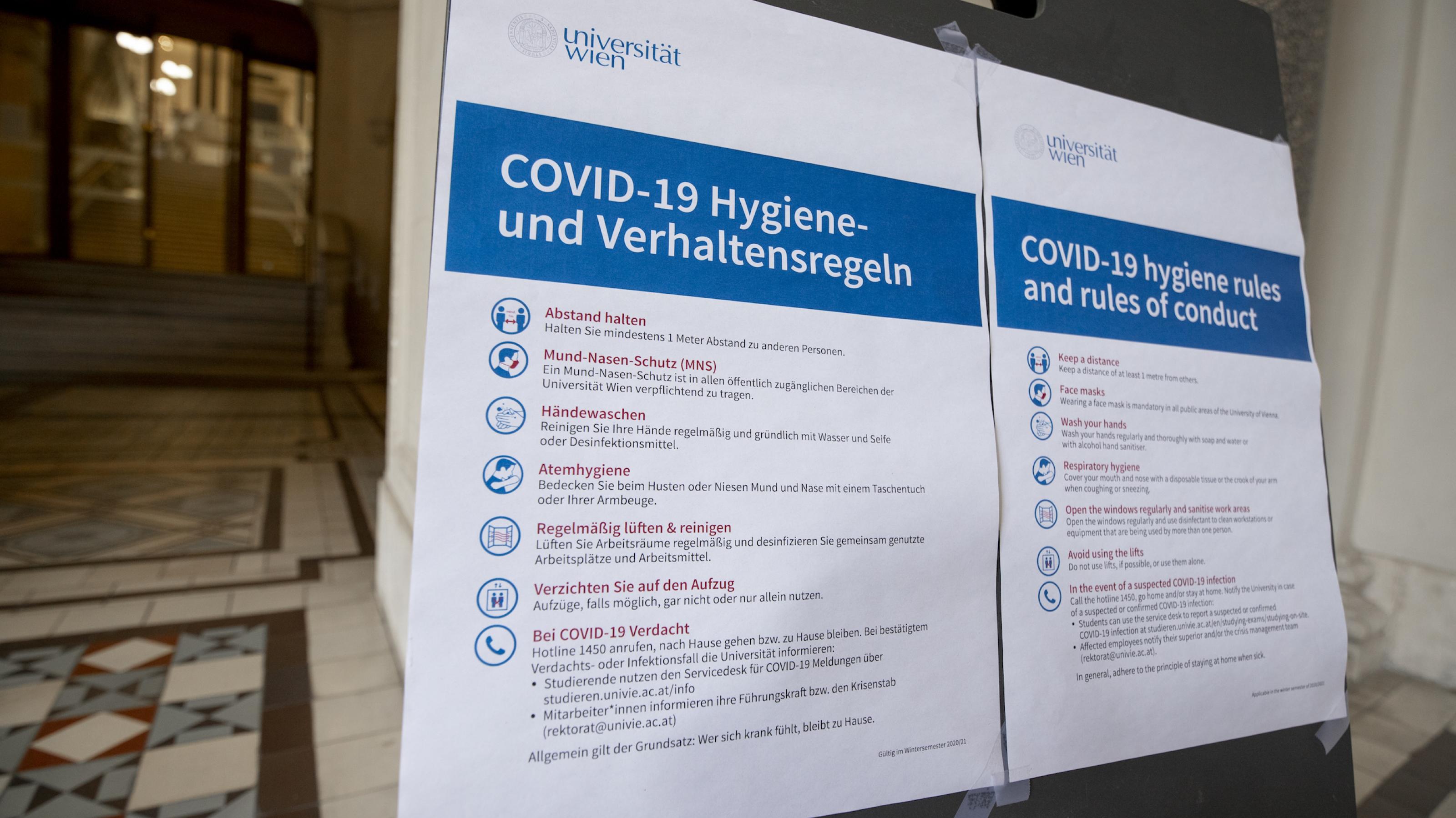 Hinweistafeln zu COVID-19 Verhaltensregeln im Universitätsgebäude. der Uni Wien, im Januar 2021.