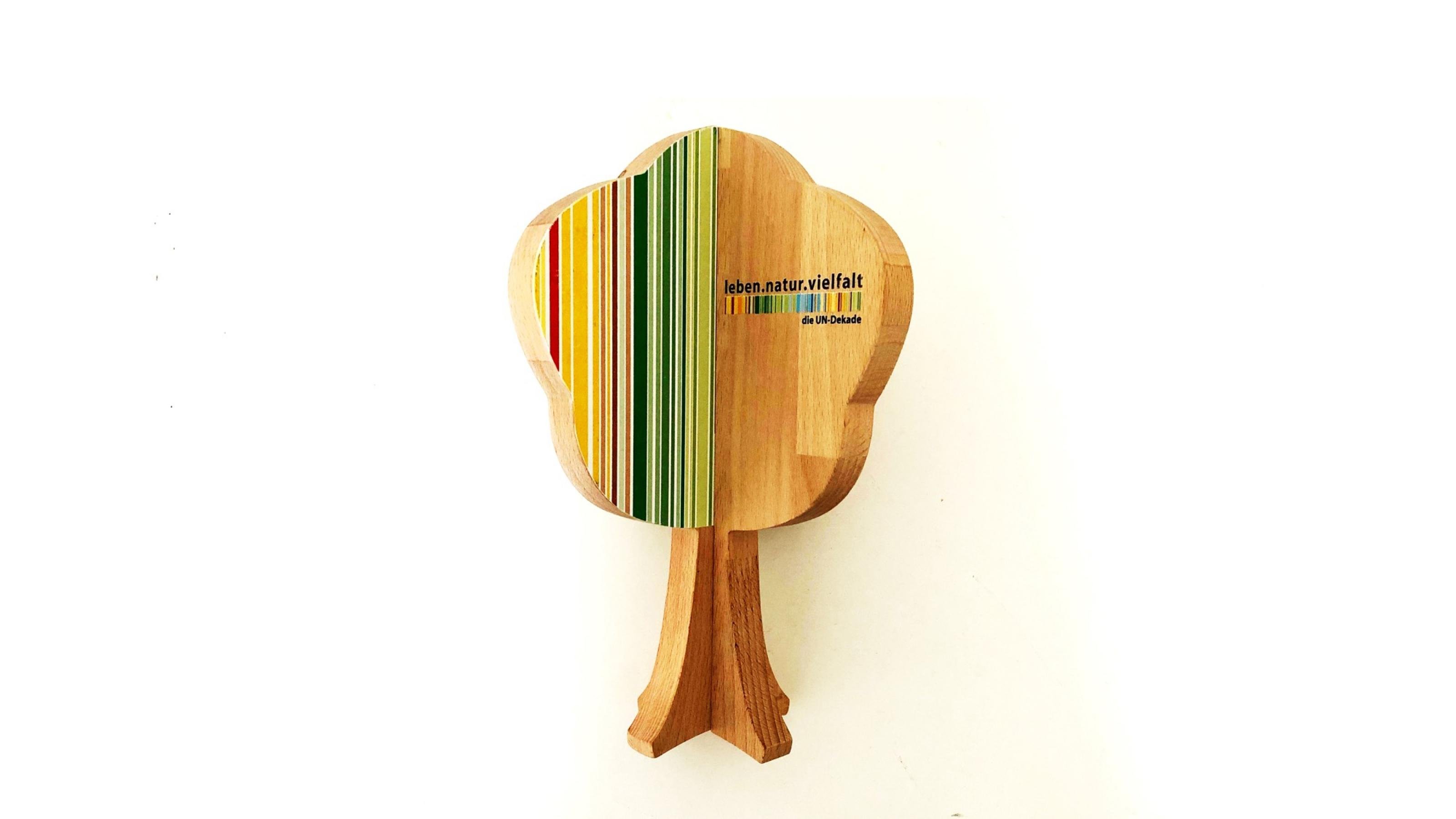 Eine Auszeichnung aus Holz in der Form eines Baumes.