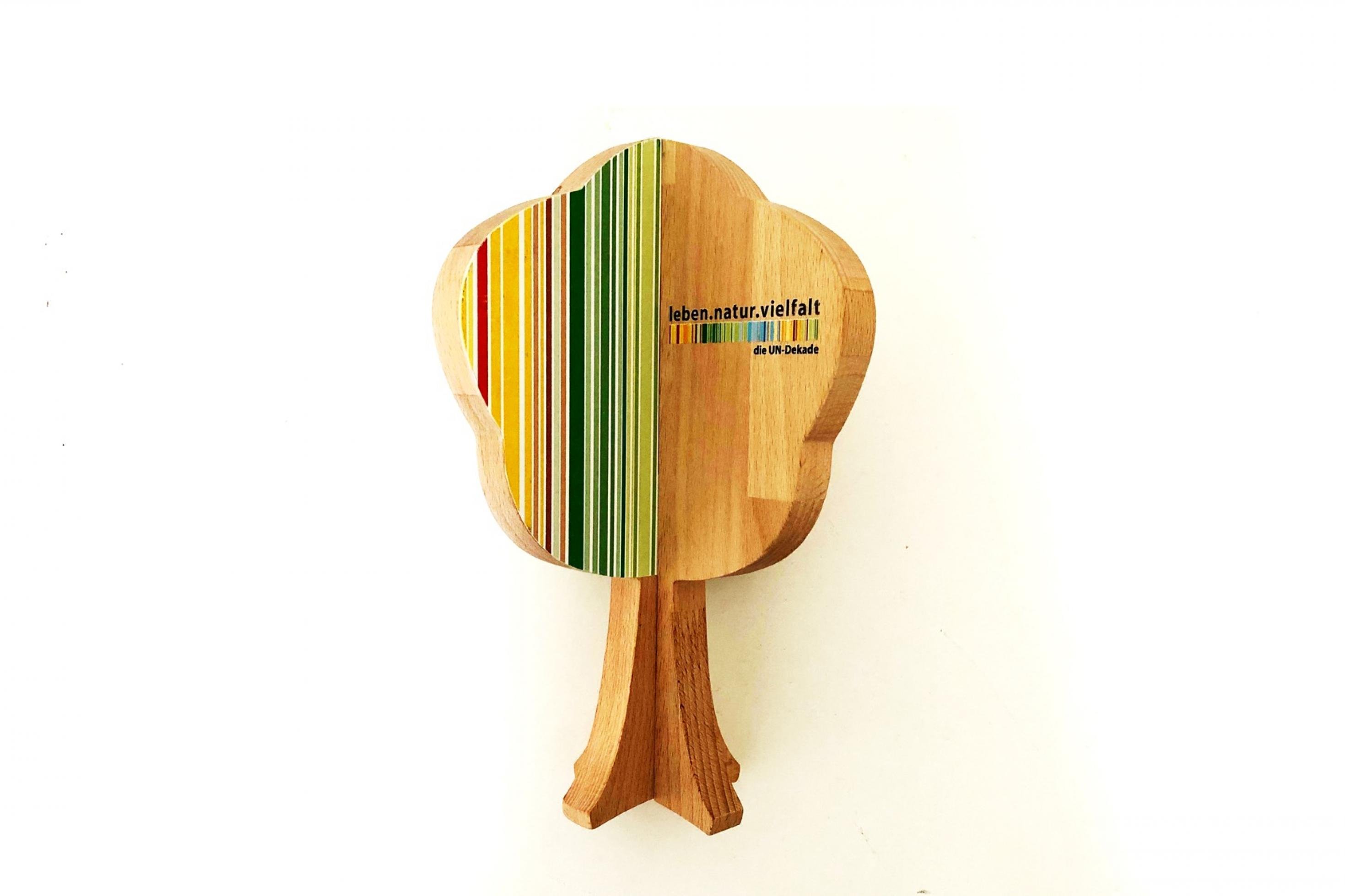Eine Auszeichnung aus Holz in der Form eines Baumes.