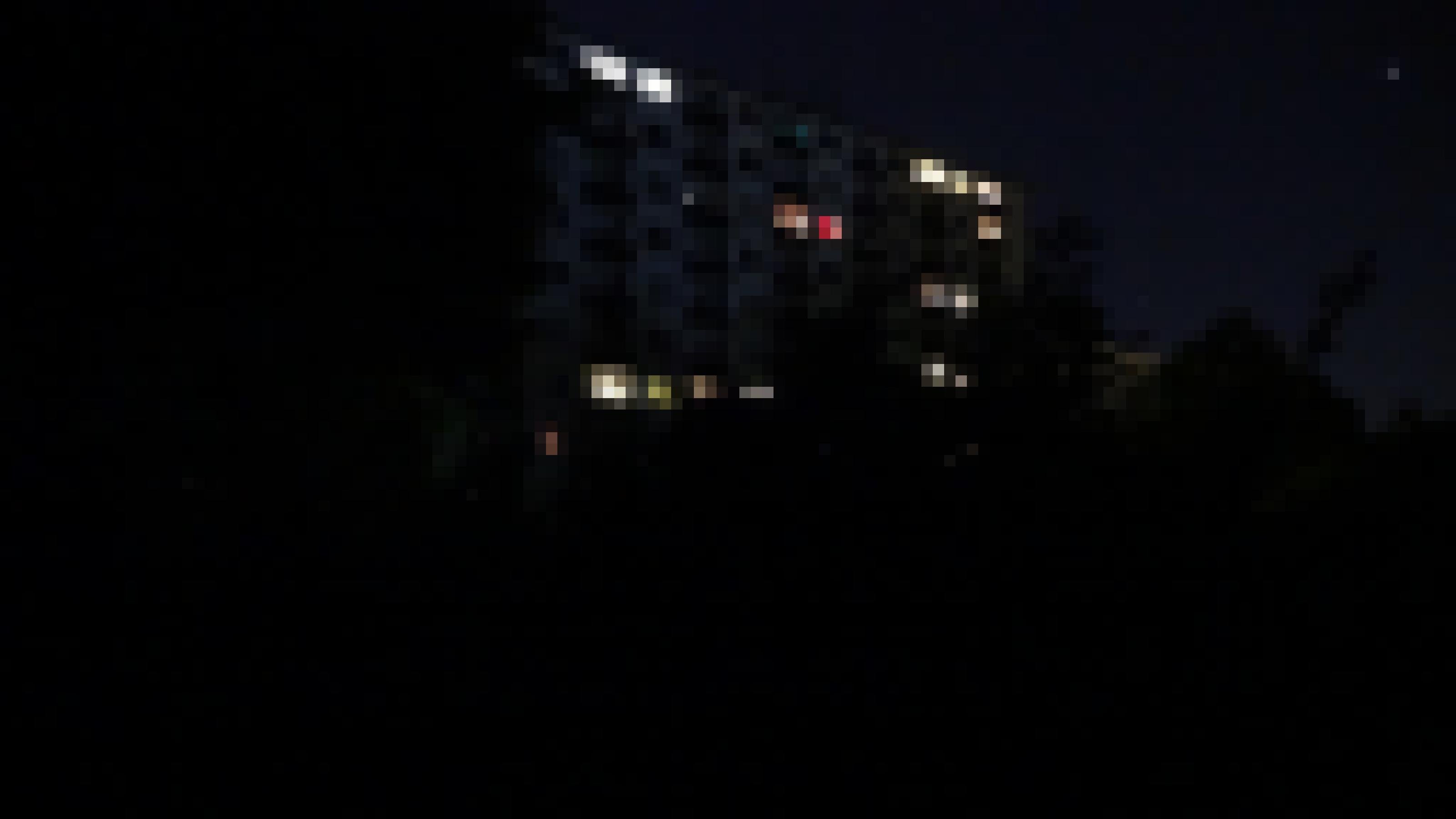 Ein mehrstöckiges Wohnhaus in der Nacht.