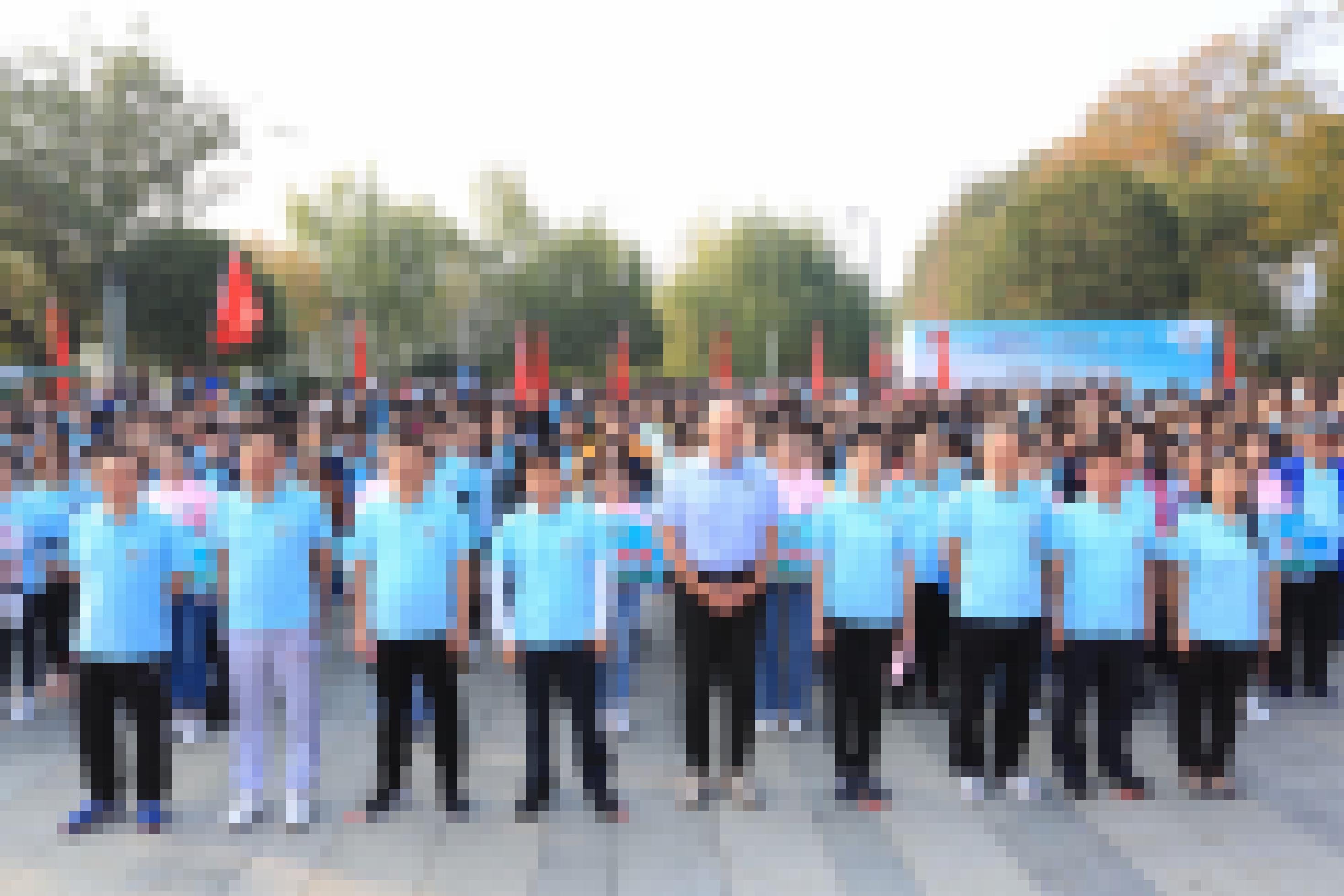 Das Bild zeigt Eckard Nagel bei einer Versammlung von Krankenhausmitarbeitern in Wuhan. Die Belegschaft steht in Reih und Glied. Zu sehen sind zahlreiche Menschen. In ihrer Mitte steht Nagel.