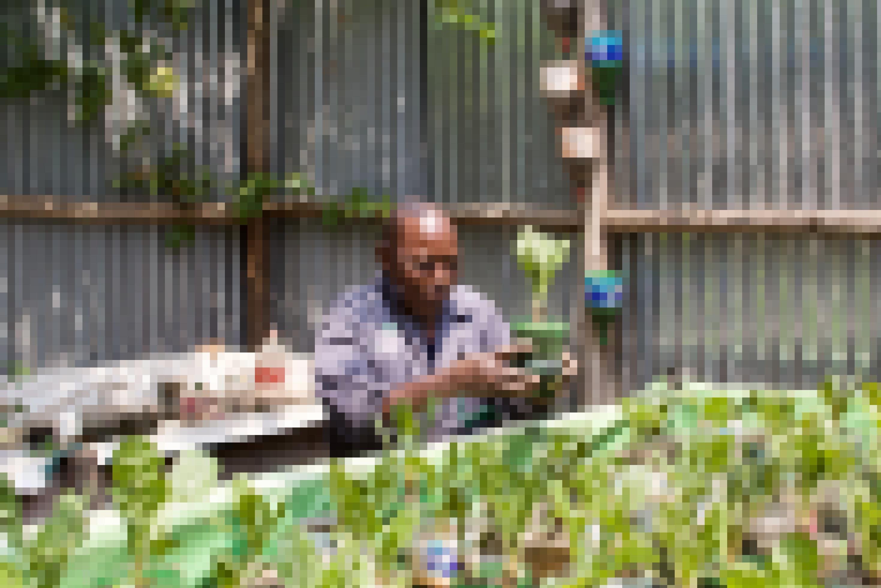 An einem Hochbeet arbeitet der Kenianer Joshua Kiamba mit Pflanzen einer Hydroponics-Kultur in Nairobi.
