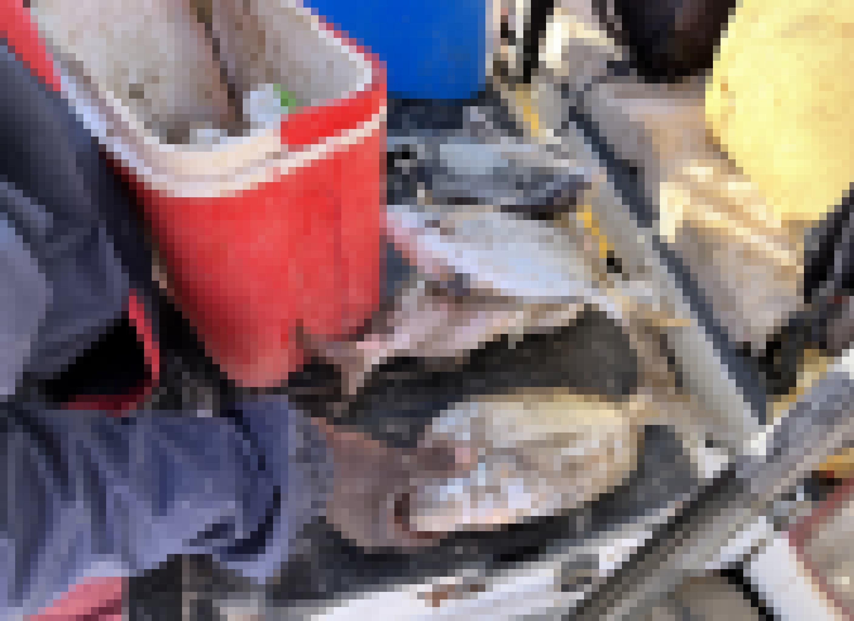 Frisch gefangene Fische liegen neben einer Kühlbox auf der Ladeklappe eines Pickups.