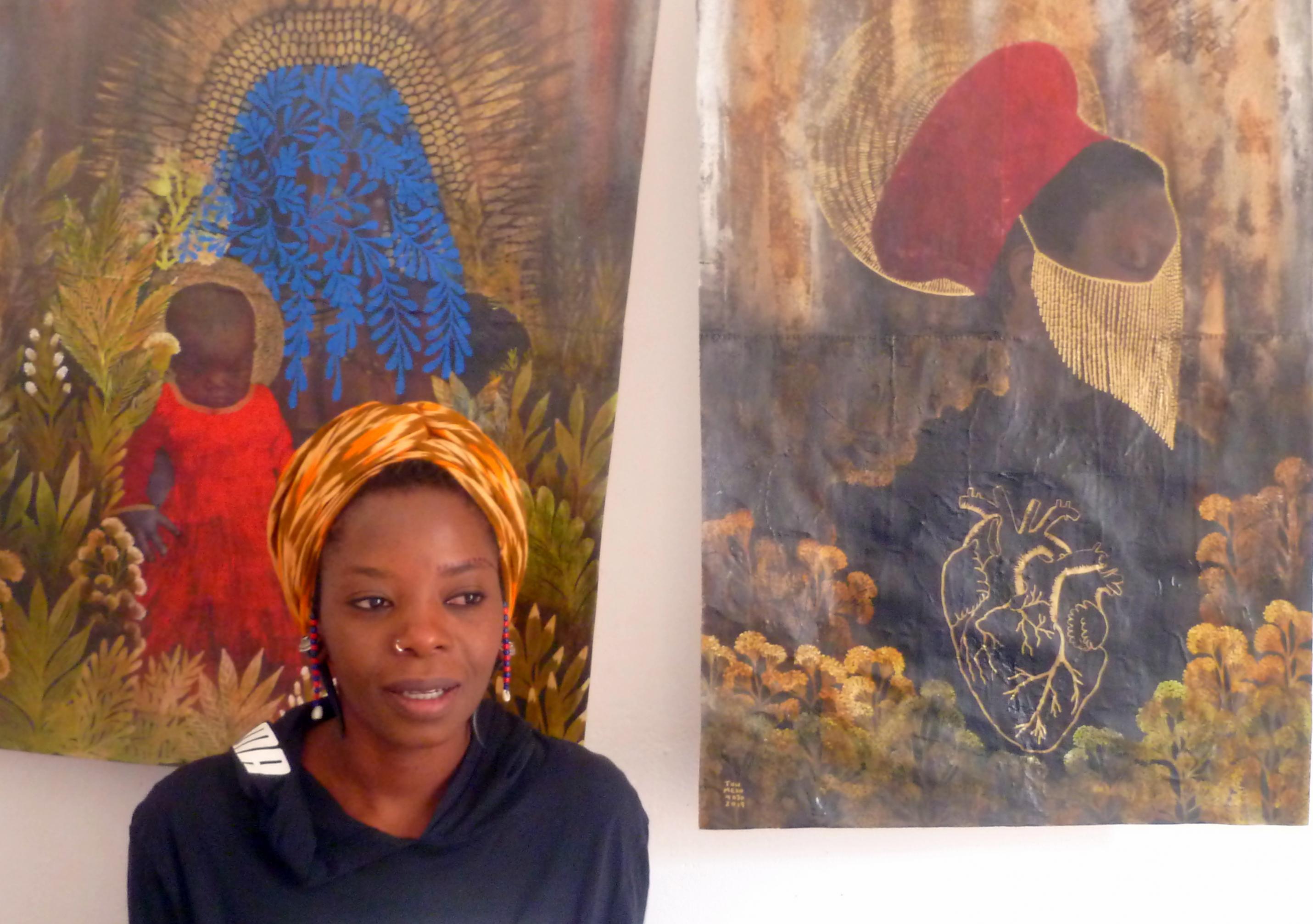 Künstlerin Tuli Mekondjo vor zwei ihrer Werke