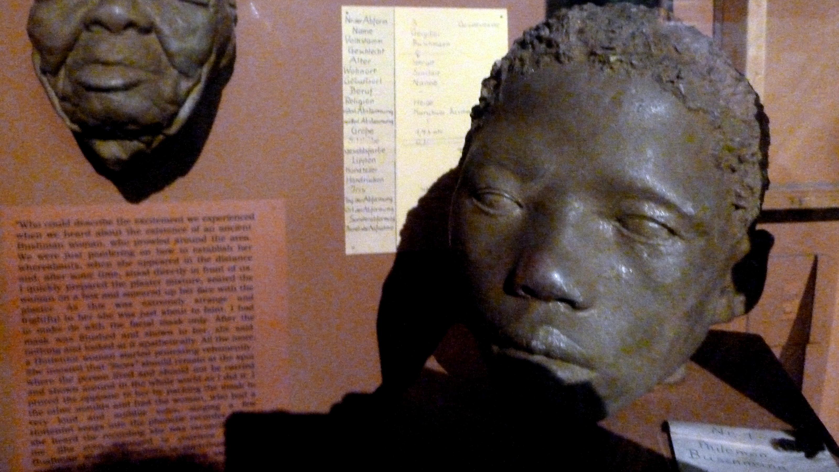 Koloniales Exponat, ein nachgefertigter Kopf eines Namibiers im Owela Museum, Windhoek