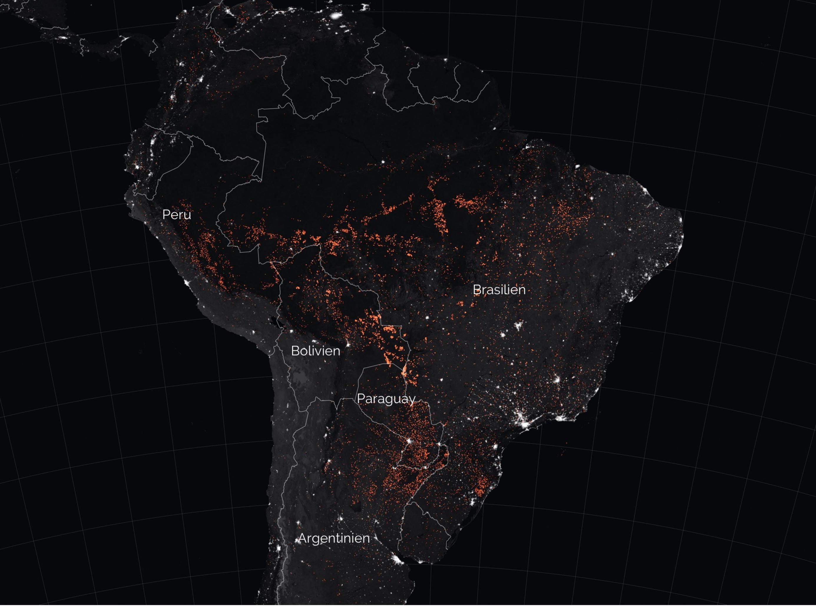 Karte der Nasa von Südamerika. Brände sind orange, Städte weiß, Wald schwarz und Savanne grau eingezeichnet.