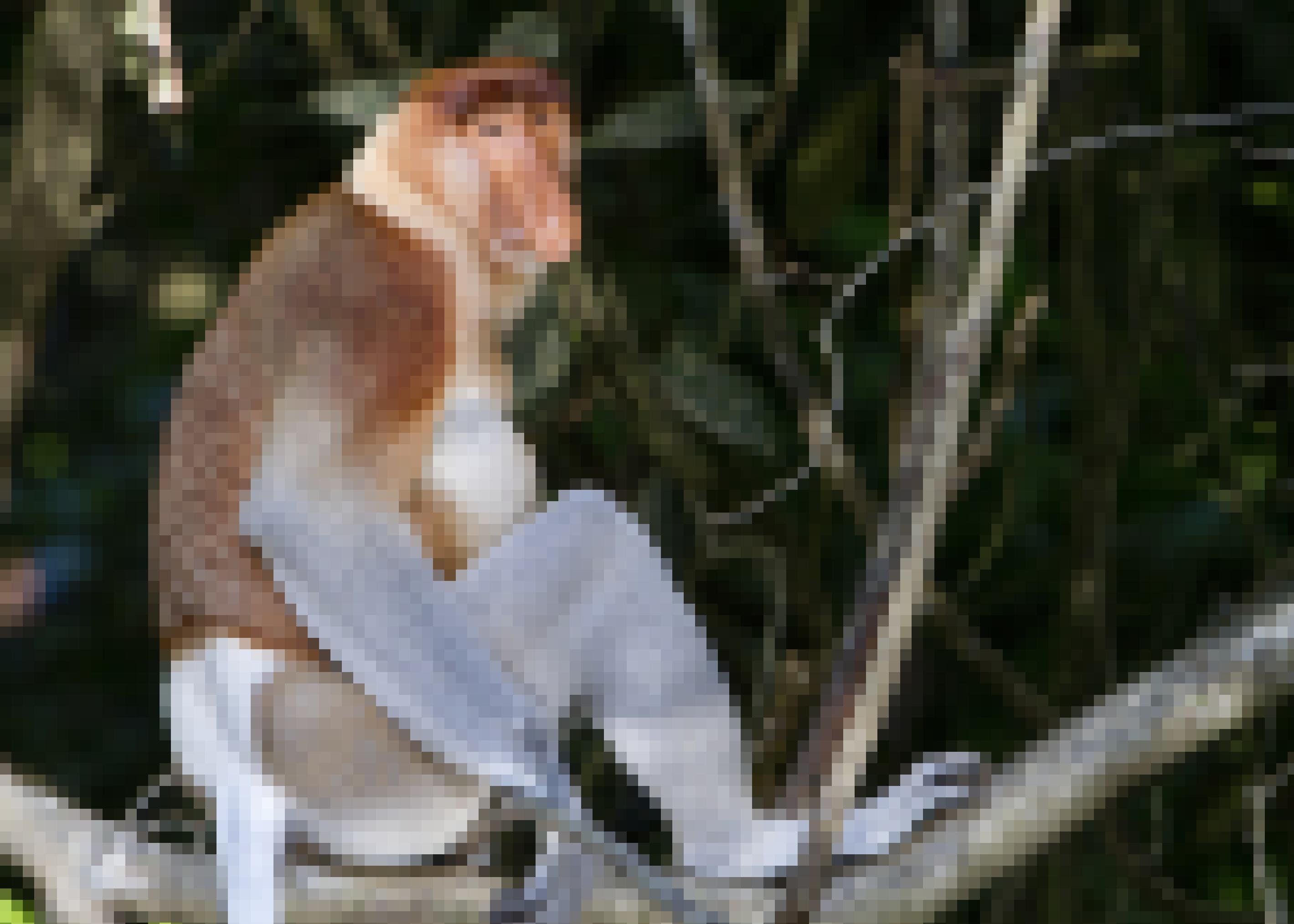 Das Foto zeigt einen Nasenaffen mit seinem seltsamen, riesigen Riechorgan, der auf einem Ast im Regenwald Borneos sitzt und sein mächtiges Bein angewinkelt hat, den Fuß auf dem Holz abstützt. Die meisten Affen haben längere Beine als Arme, und können daher kraftvoll von Ast zu Ast springen. Im Sitzen haben sie die Hände frei, die sie dann häufig nutzen, um mit ihnen Dinge zu ergreifen, etwa Blätter oder Früchte.
