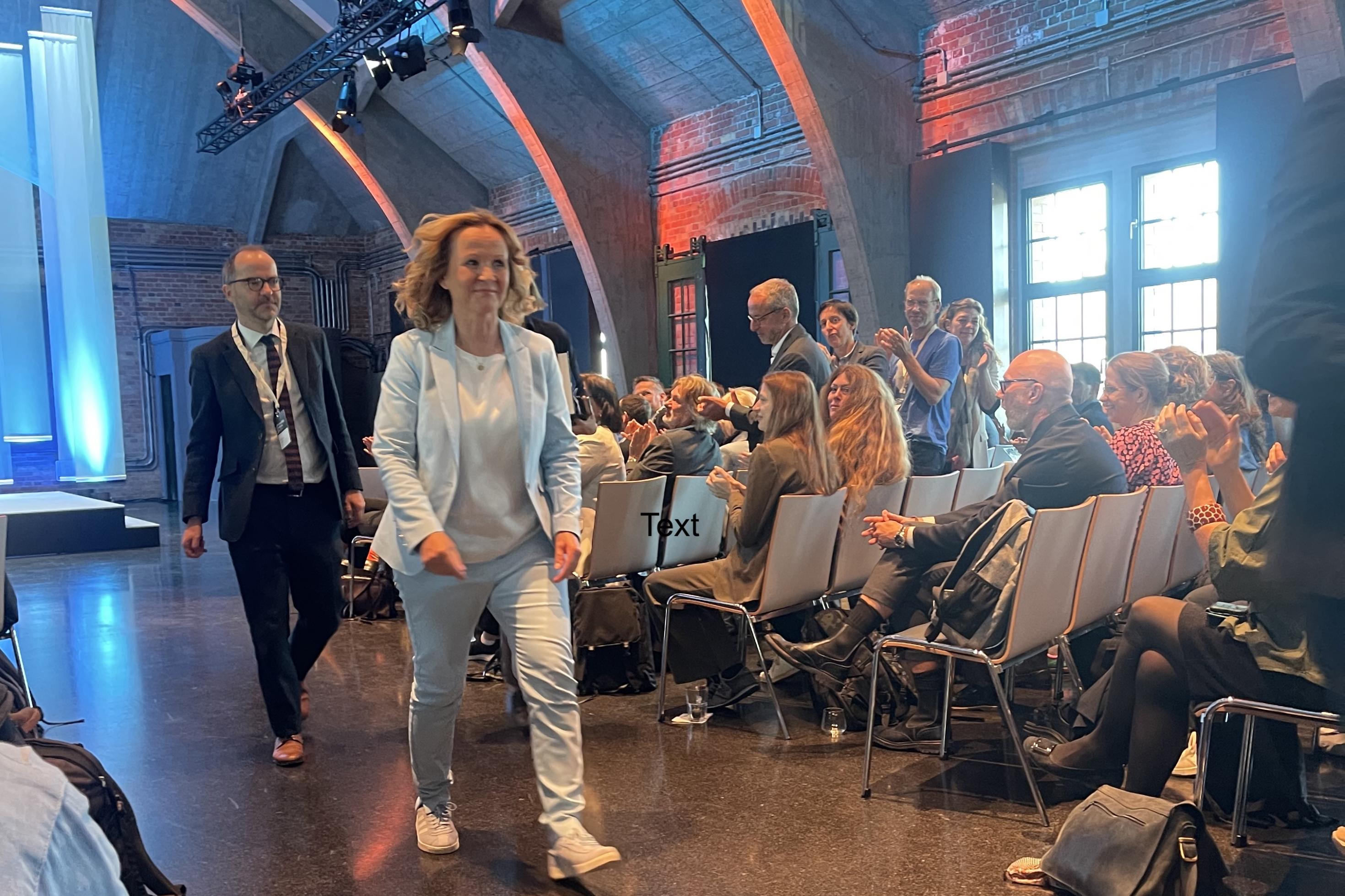 Foto zeigt standing ovations für die scheidende Umweltministerin Steffi Lemke und Meeresbeauftragter Sebastian Unger bei der Nationalen Meereskonferenz in Berlin.