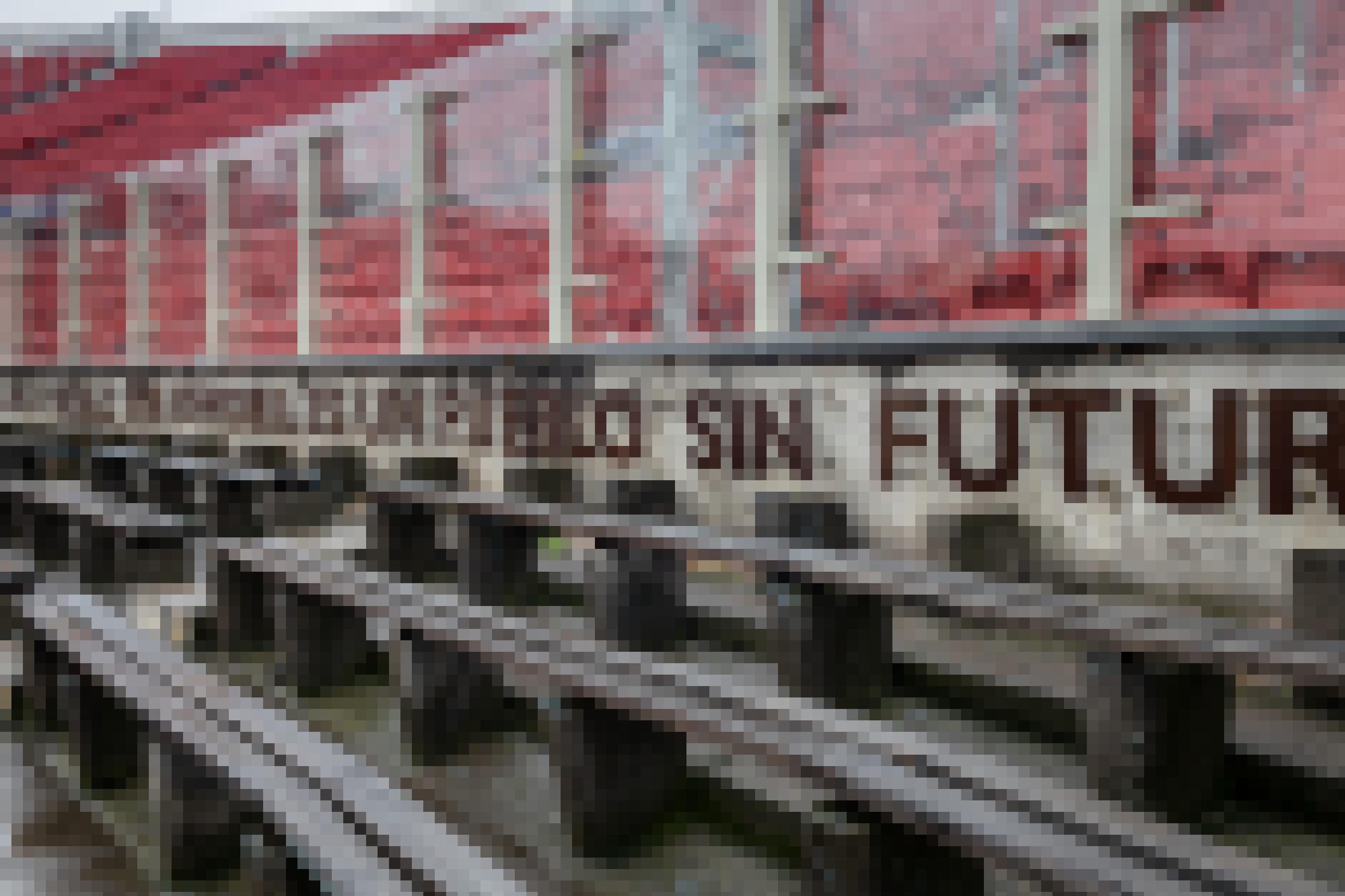 „Ein Volk ohne Erinnerung ist ein Volk ohne Zukunft“, heißt dieser Schriftzug übersetzt, der im Nationalstadion in Santiago de Chile zu lesen ist, ein ehemaliges Folterzentrum der Diktatur.