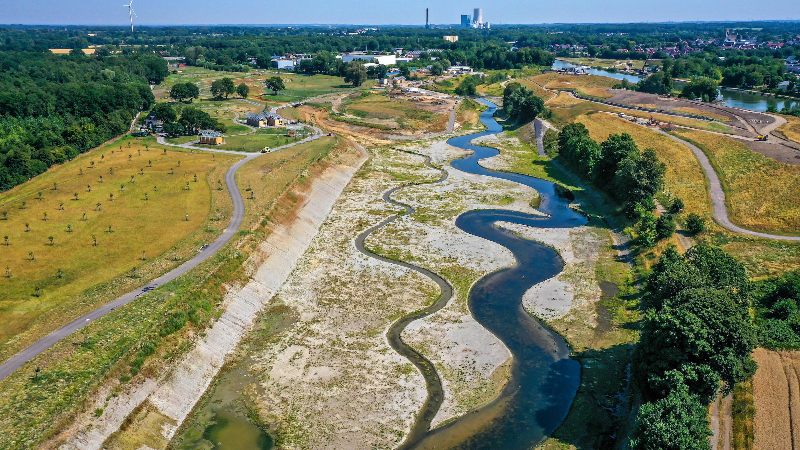 Industrielandschaft mit einem renaturierten Fluss.