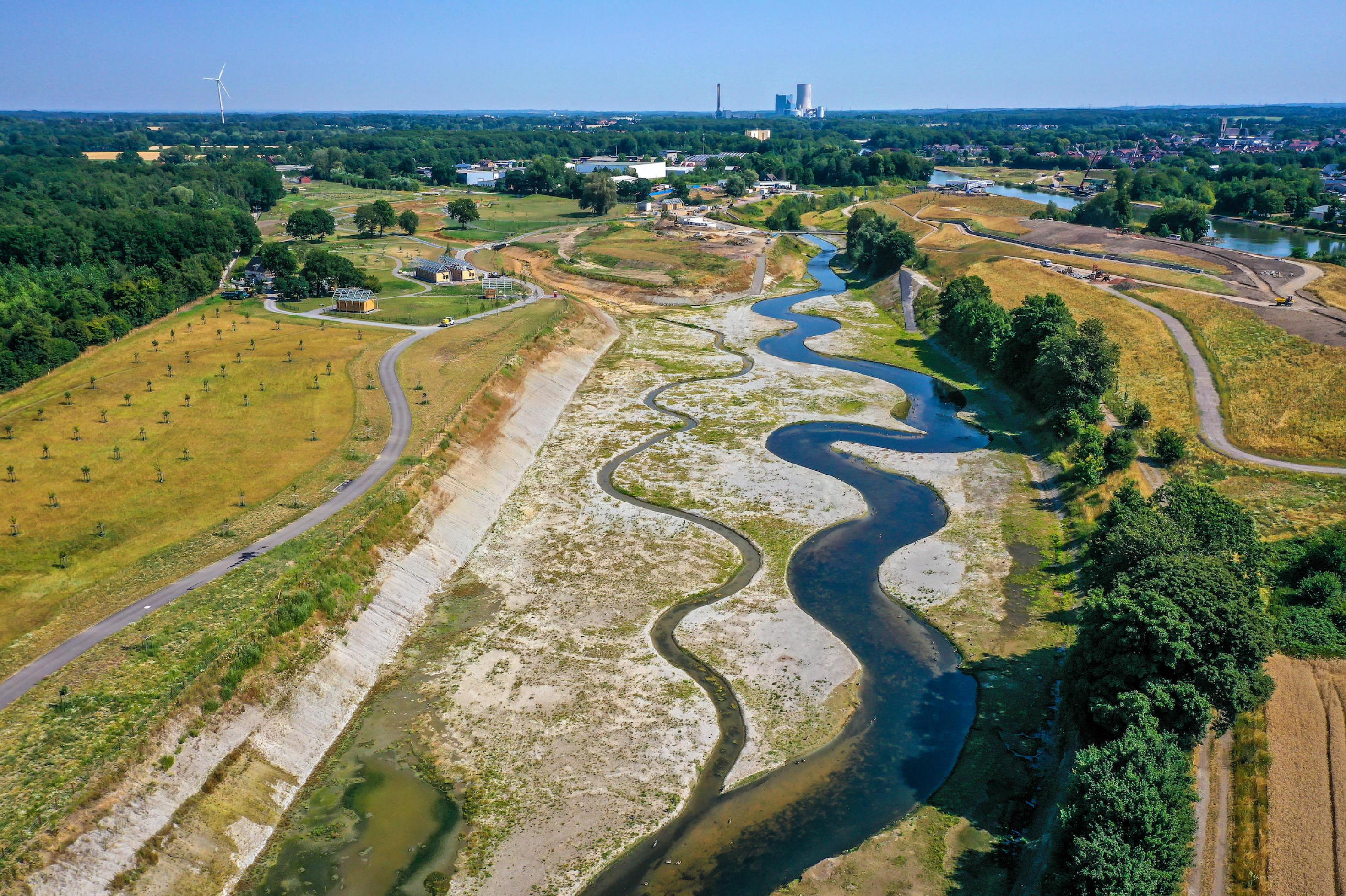 Industrielandschaft mit einem renaturierten Fluss.