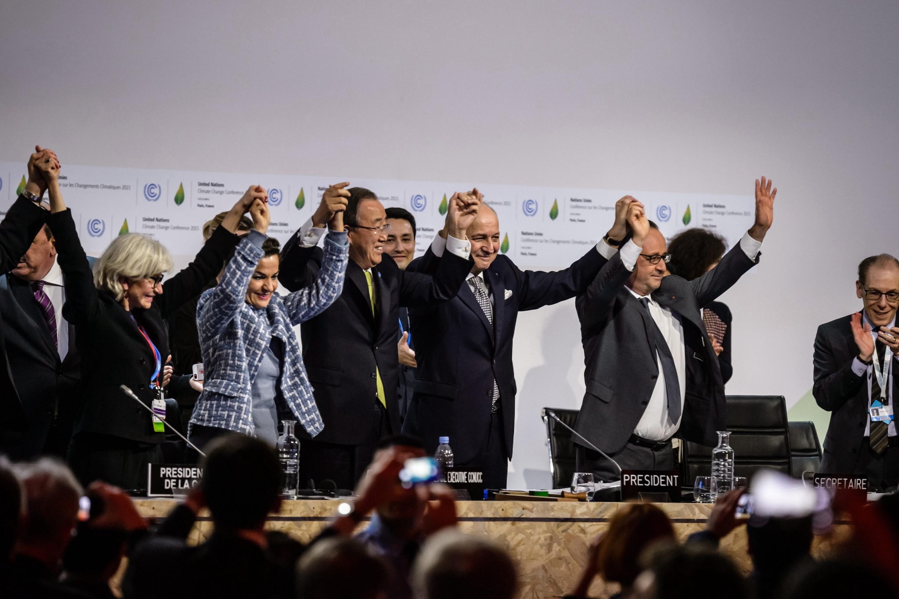 Spitzen des UN-Klimagipfels 2015 feiern sich vor Fotografen für ihren Erfolg.