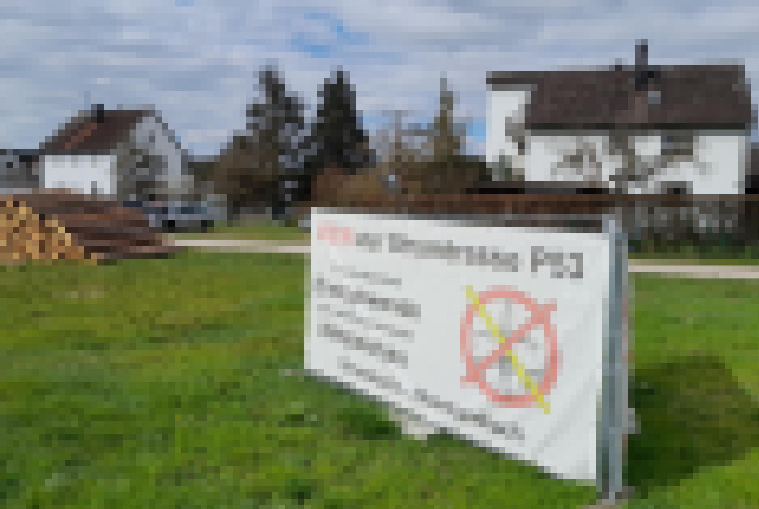 „Nein zur Stromtrasse P53“ heißt es auf einem großen Plakat auf einer Wiese vor Häusern des Dorfes Obermainbach.
