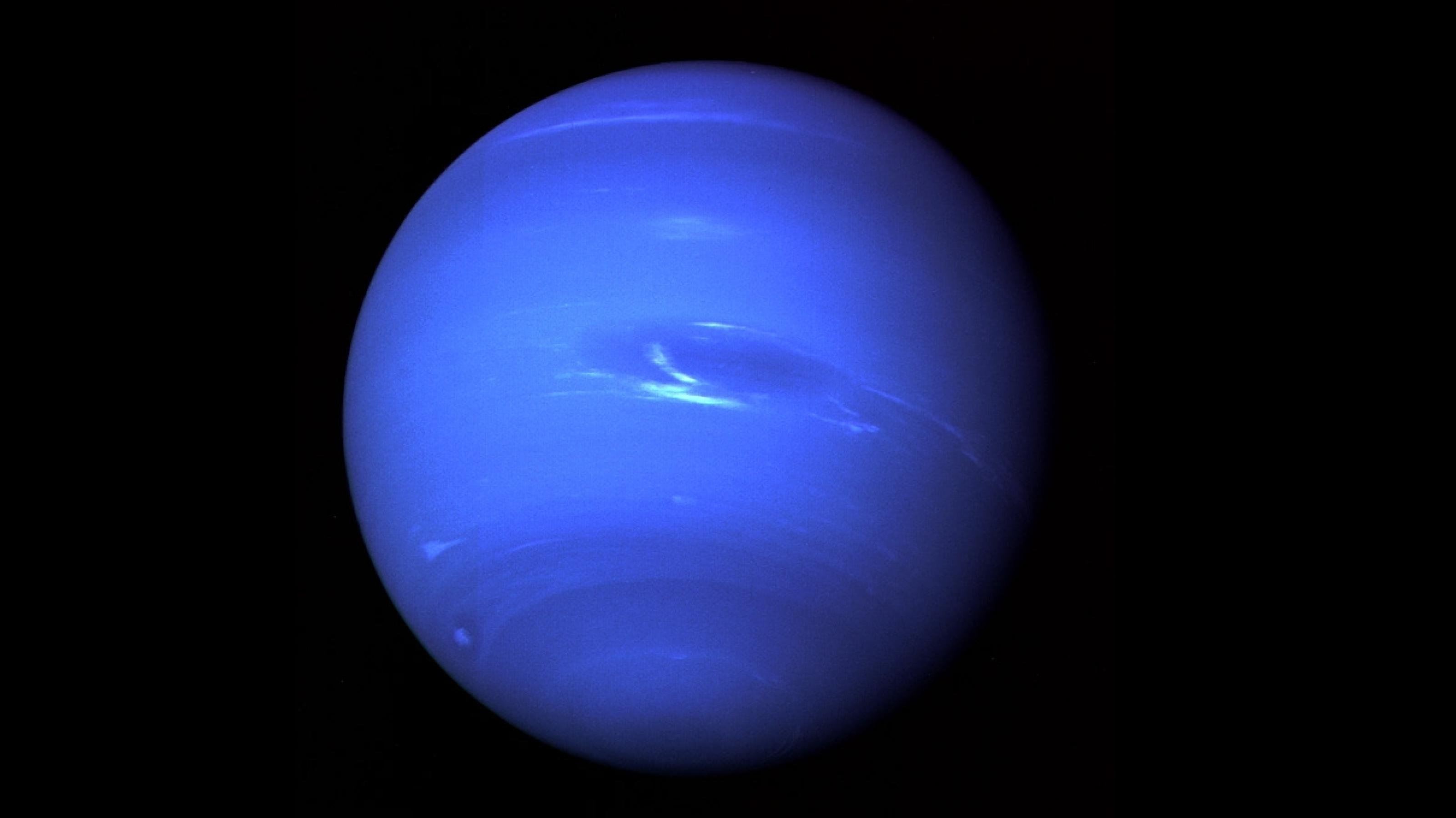Neptun, am 22. August 1989 von Voyager 2 aufgenommen, zeigt wenig Detailreichtum – ähnlich wie der zuvor besuchte Uranus.