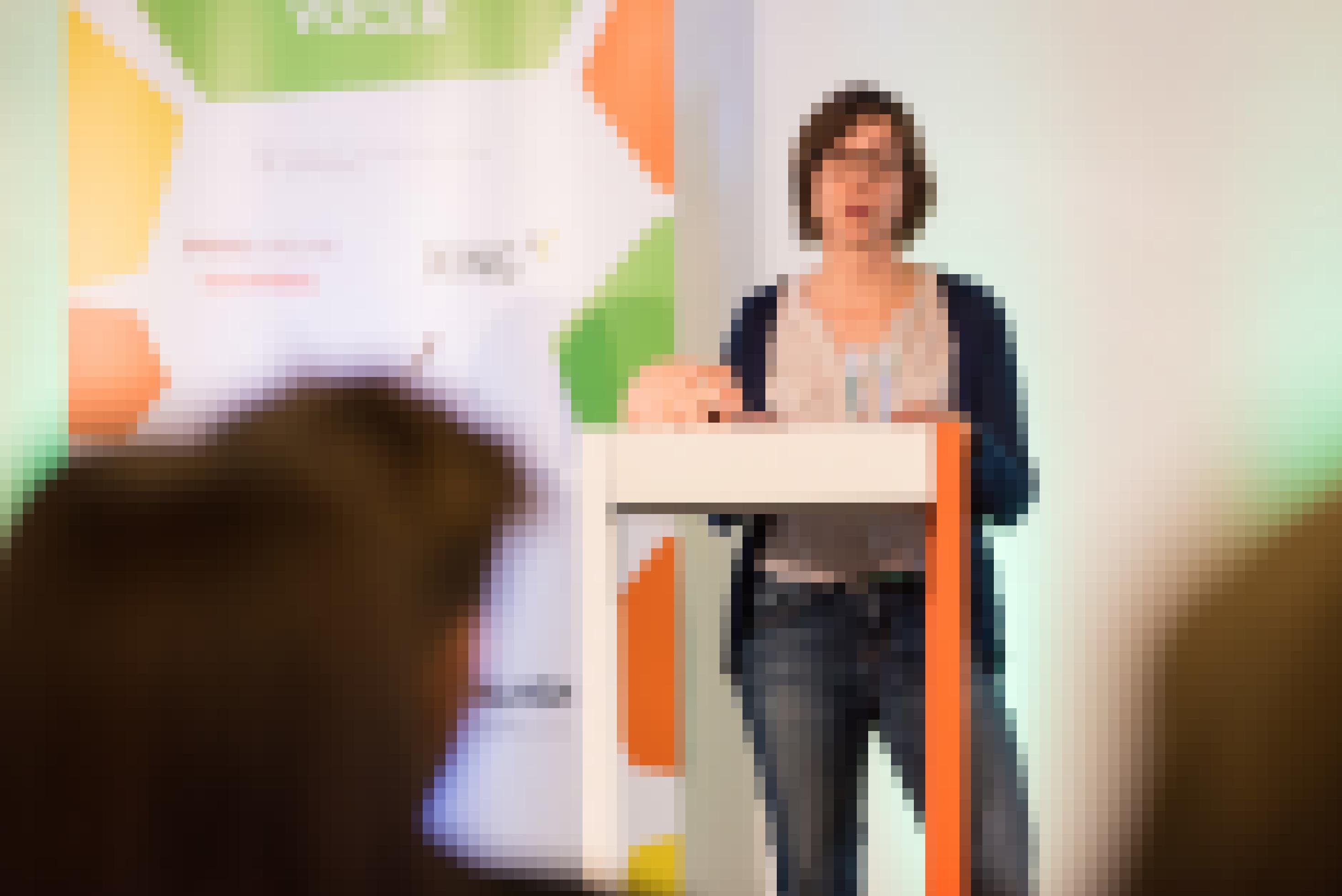 RiffReporter-Mitgründerin Tanja Krämer steht an einem Redepult.