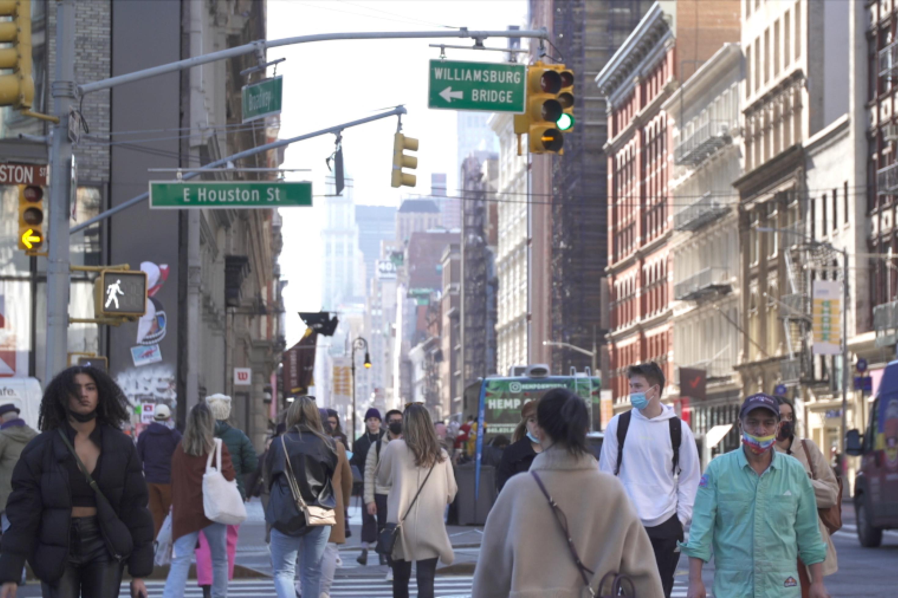 Eine Straße in Manhattan, New York, maskierte Fussgänger sind iunterwegs